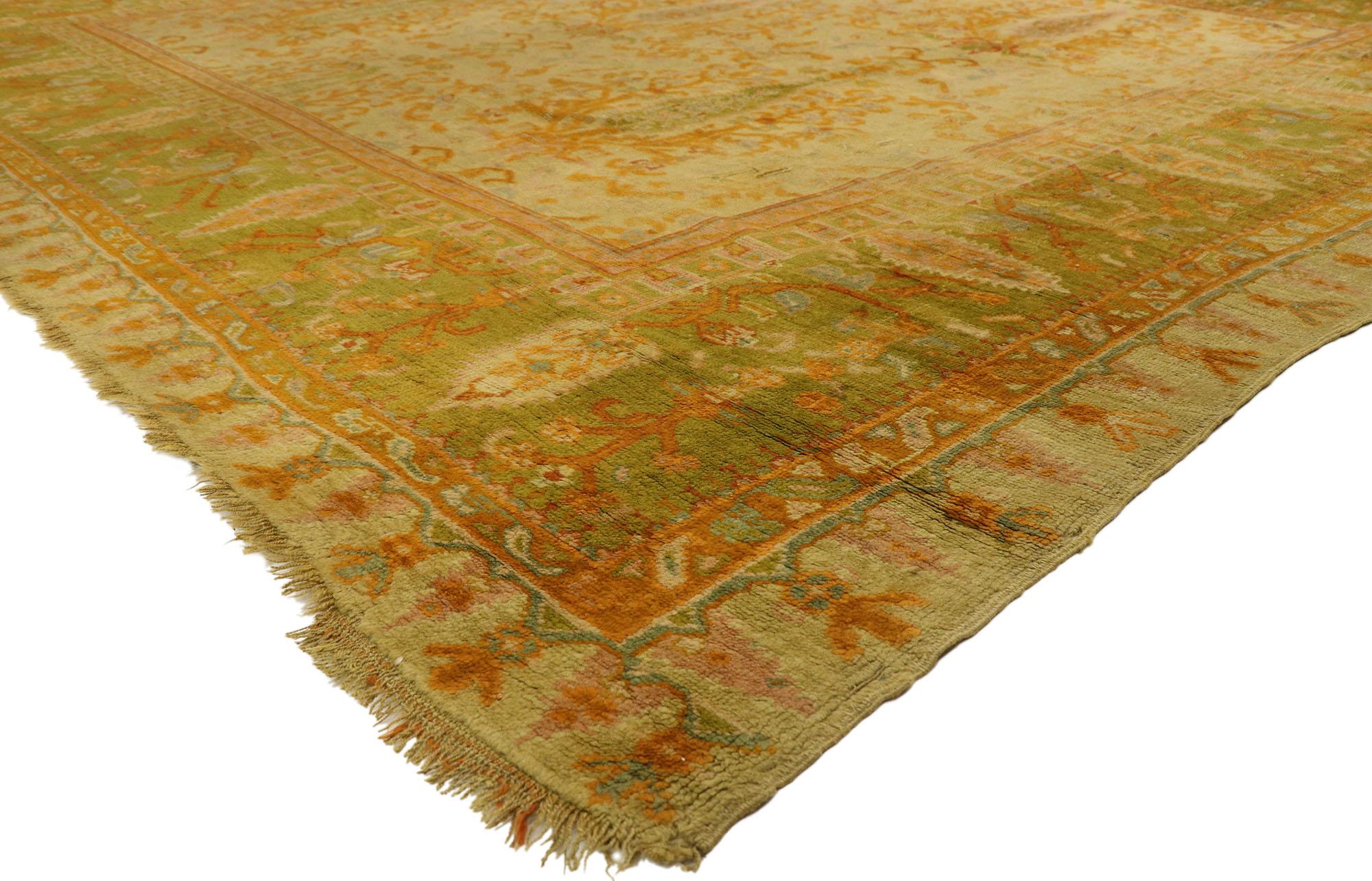 76764 Tapis turc antique Oushak, 11'03 x 10'03. Ce tapis turc antique Oushak en laine noué à la main à la fin du XIXe siècle est un témoignage remarquable de l'art durable des tisserands anatoliens. Avec sa palette apaisante de verts terreux, de