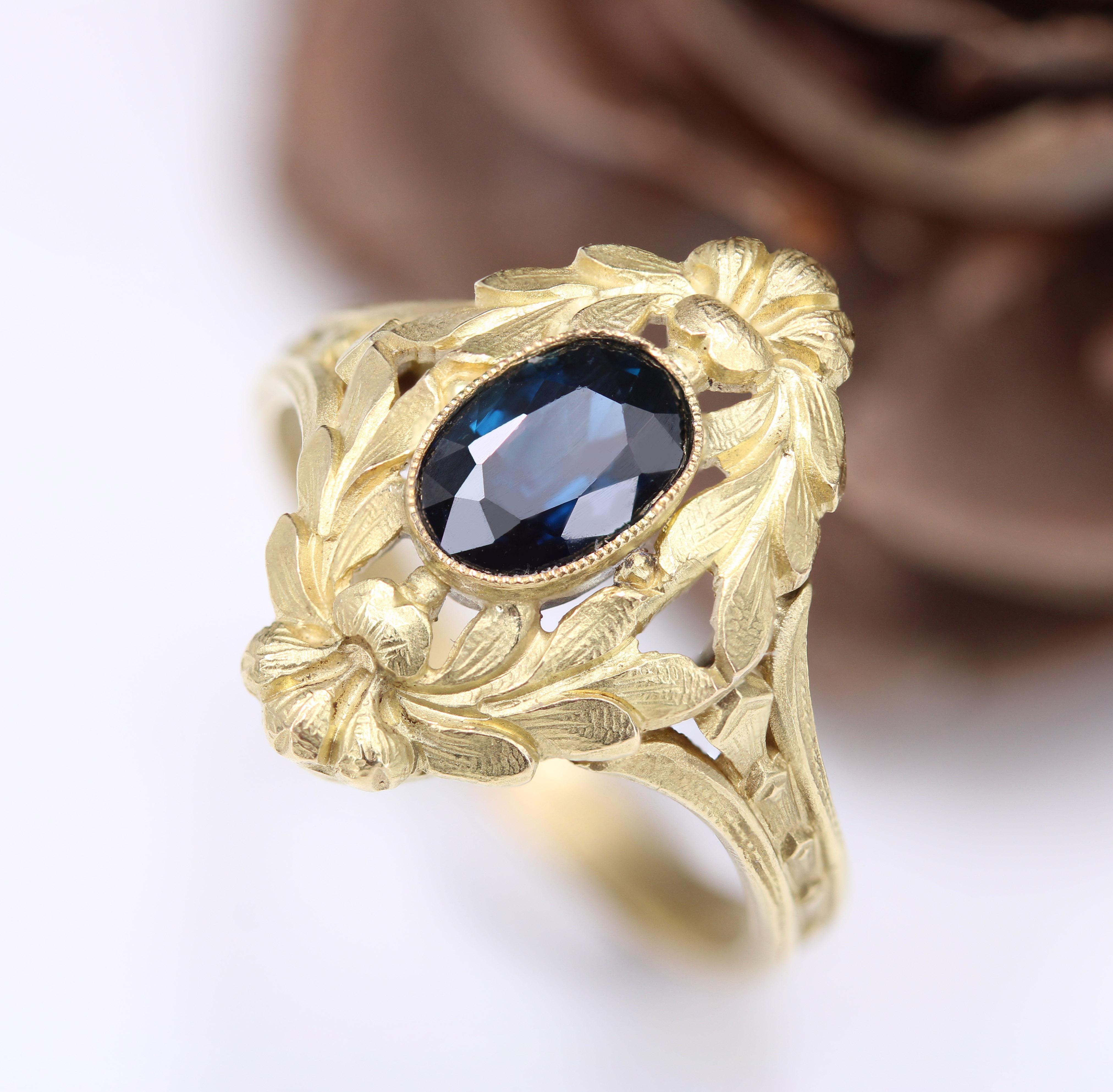 1890s Art Nouveau Sapphire 18 Karat Matte Yellow Gold Ring For Sale 5