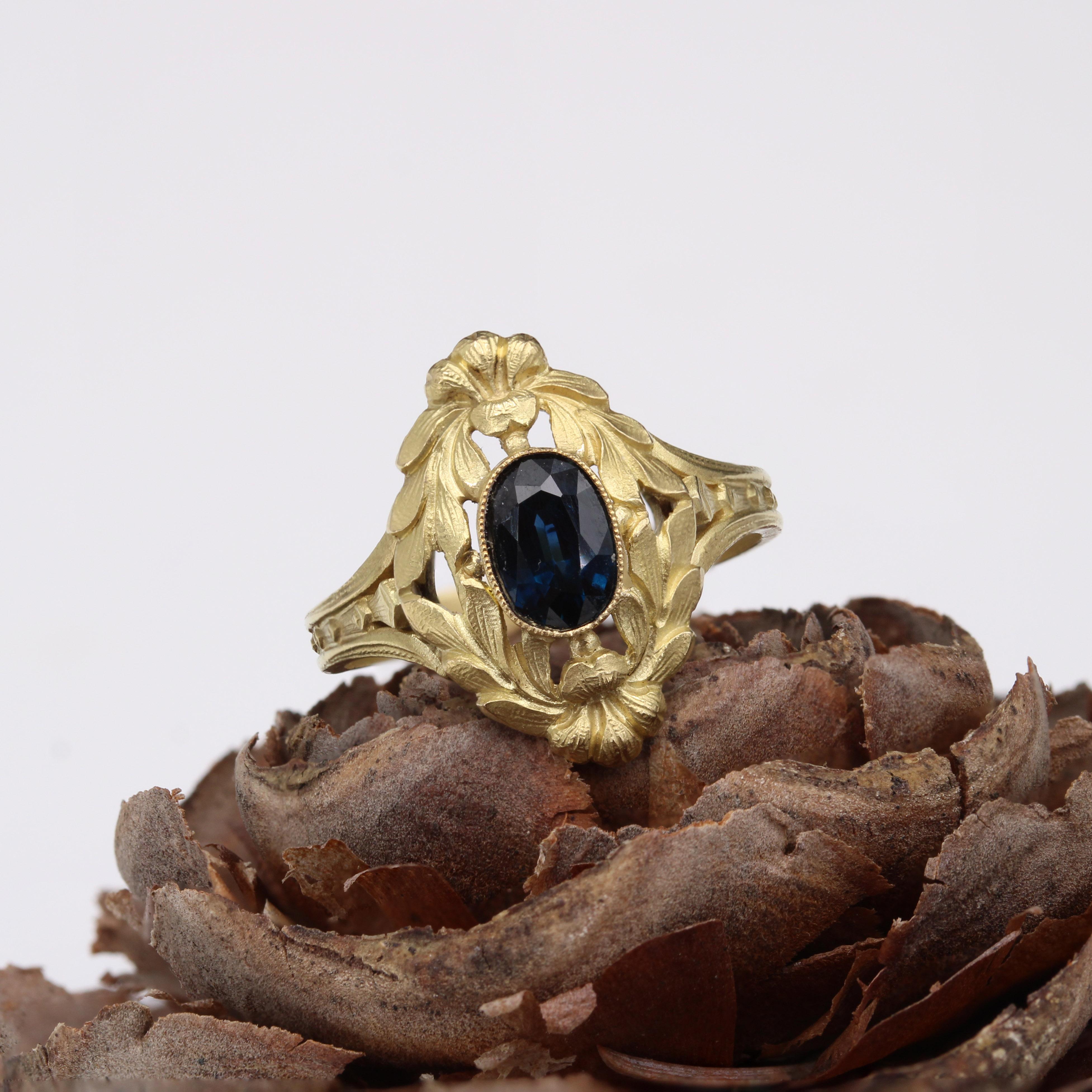 1890s Art Nouveau Sapphire 18 Karat Matte Yellow Gold Ring For Sale 9