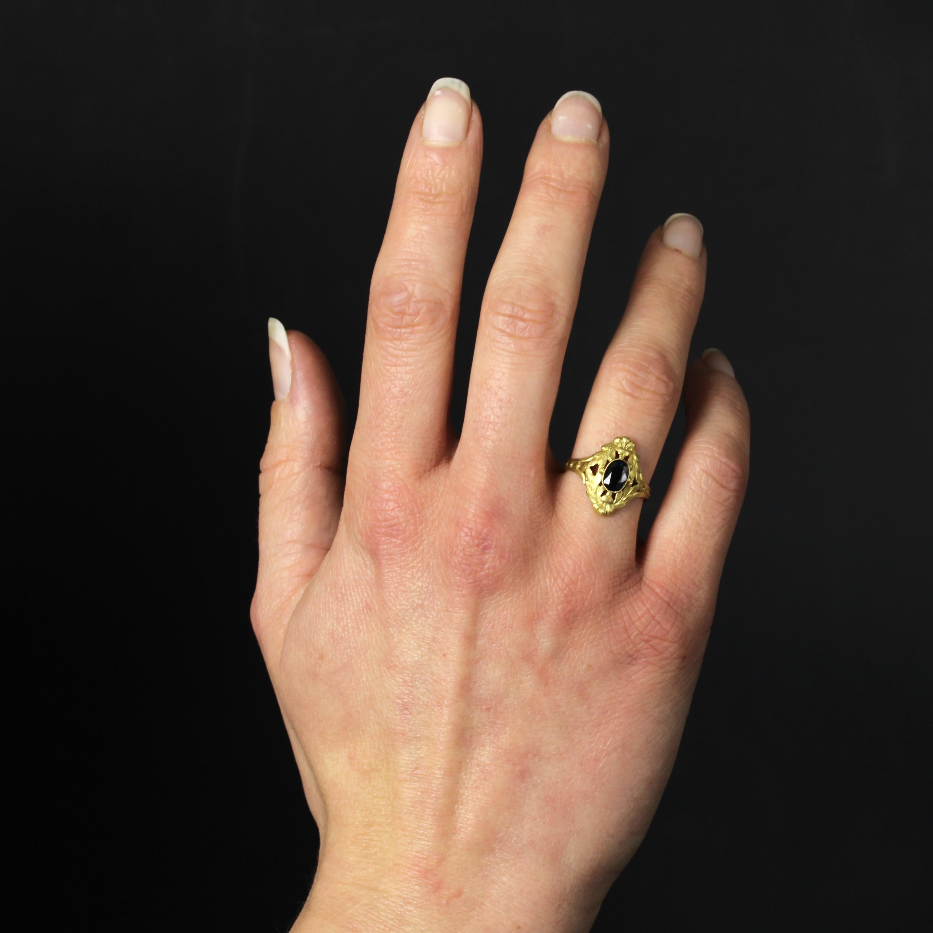 1890s Art Nouveau Sapphire 18 Karat Matte Yellow Gold Ring In Excellent Condition For Sale In Poitiers, FR