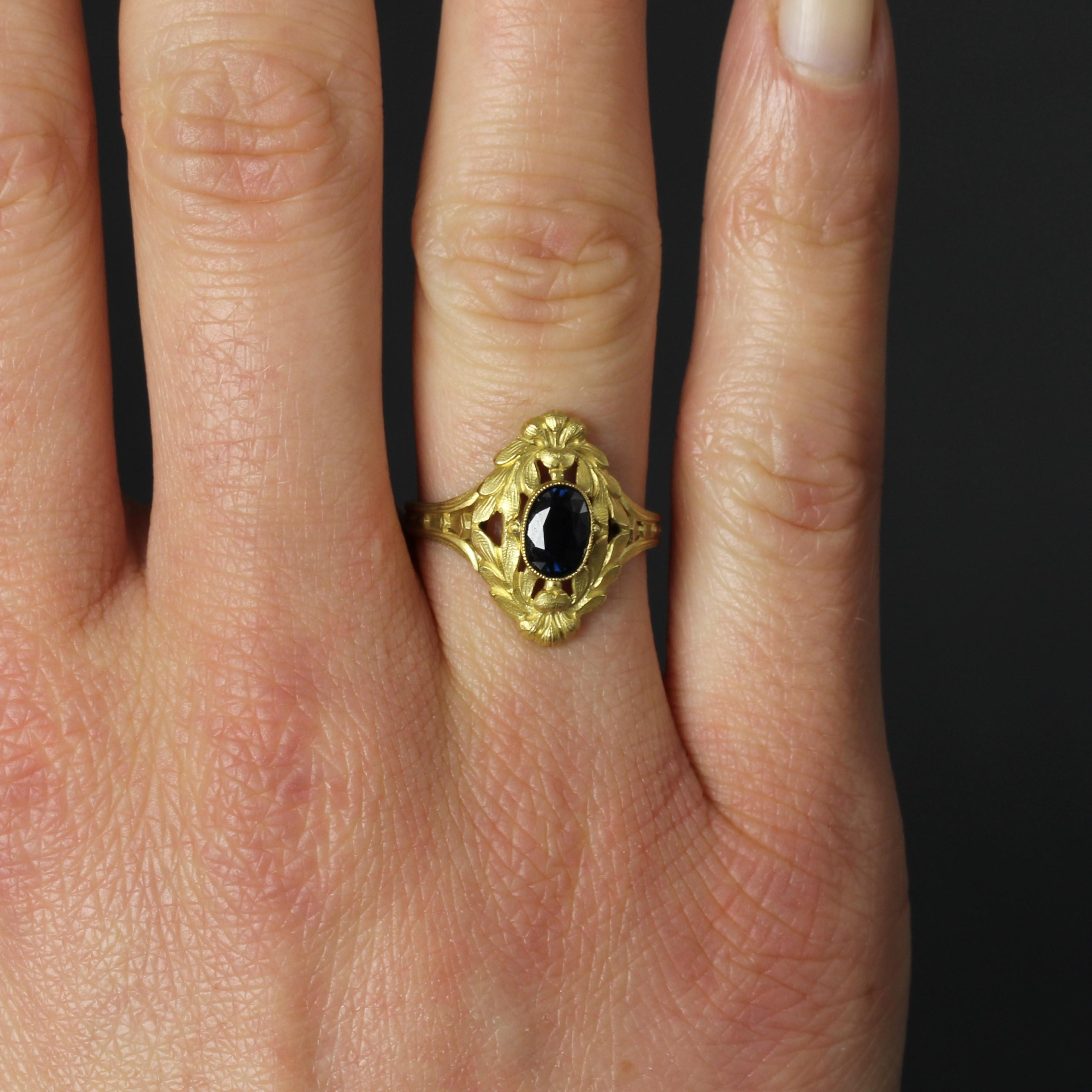 1890s Art Nouveau Sapphire 18 Karat Matte Yellow Gold Ring For Sale 1