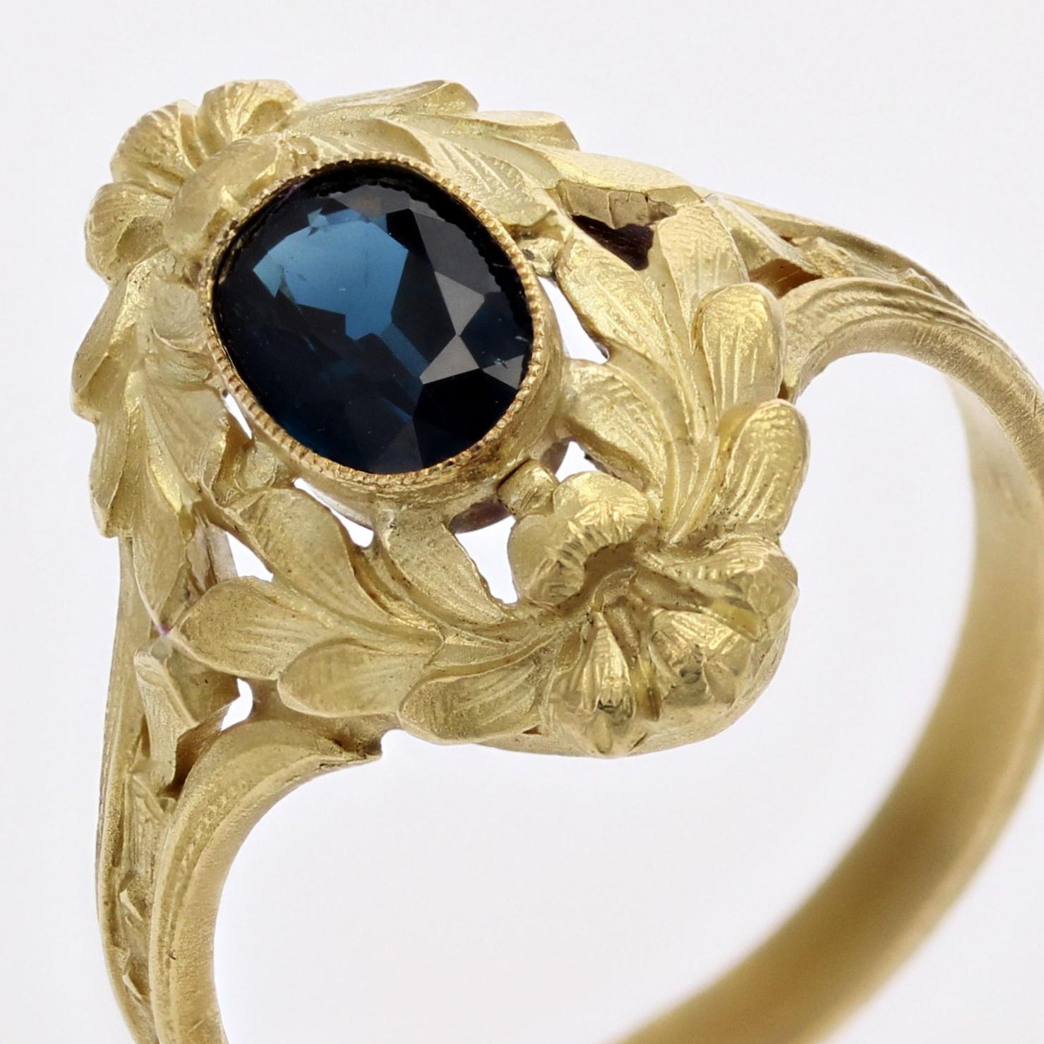 1890s Art Nouveau Sapphire 18 Karat Matte Yellow Gold Ring For Sale 4