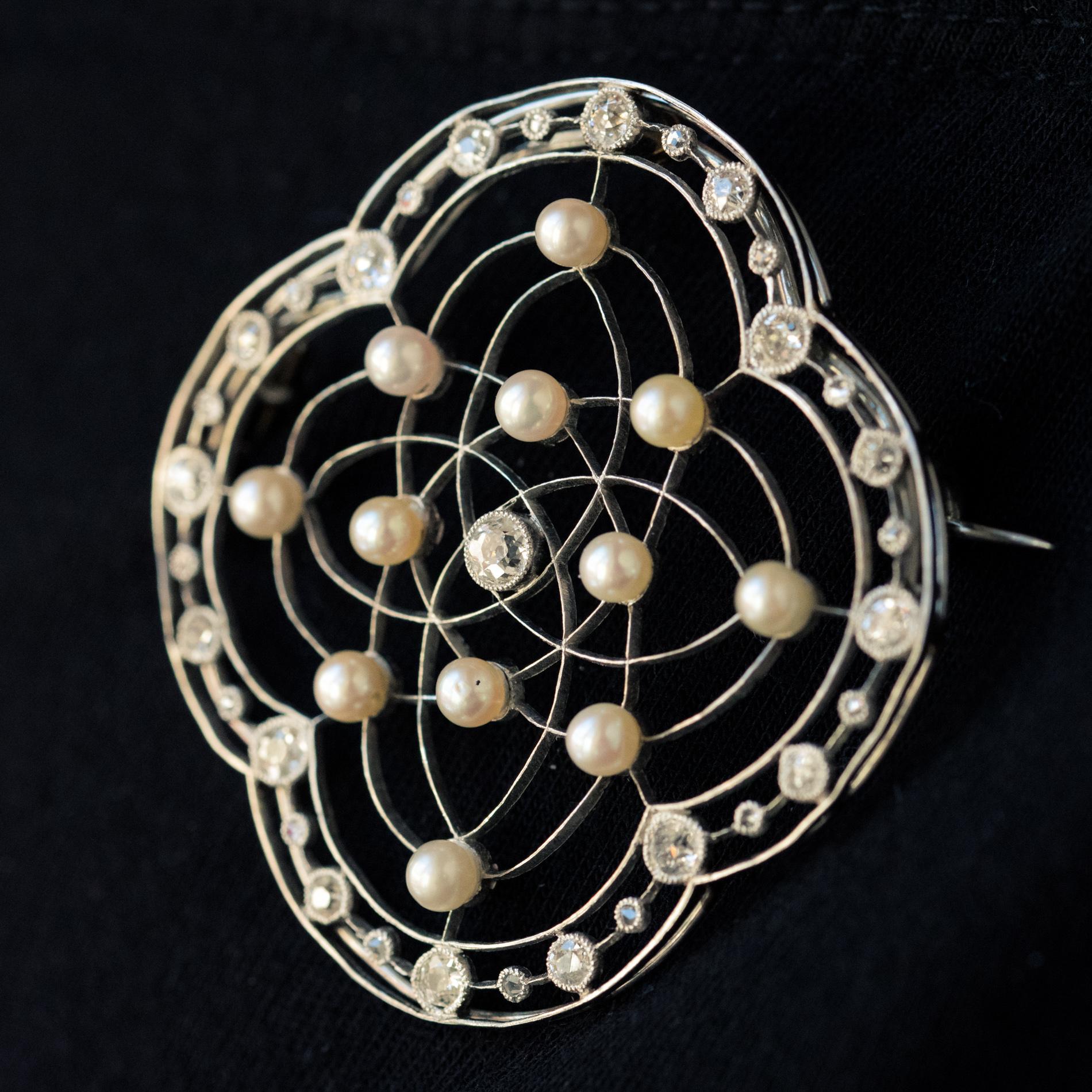 1890s Belle Époque Natural Pearl Diamonds 18 Karat Gold Platinum Brooch In Good Condition For Sale In Poitiers, FR