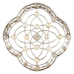 1890s Belle Époque Natural Pearl Diamonds 18 Karat Gold Platinum Brooch