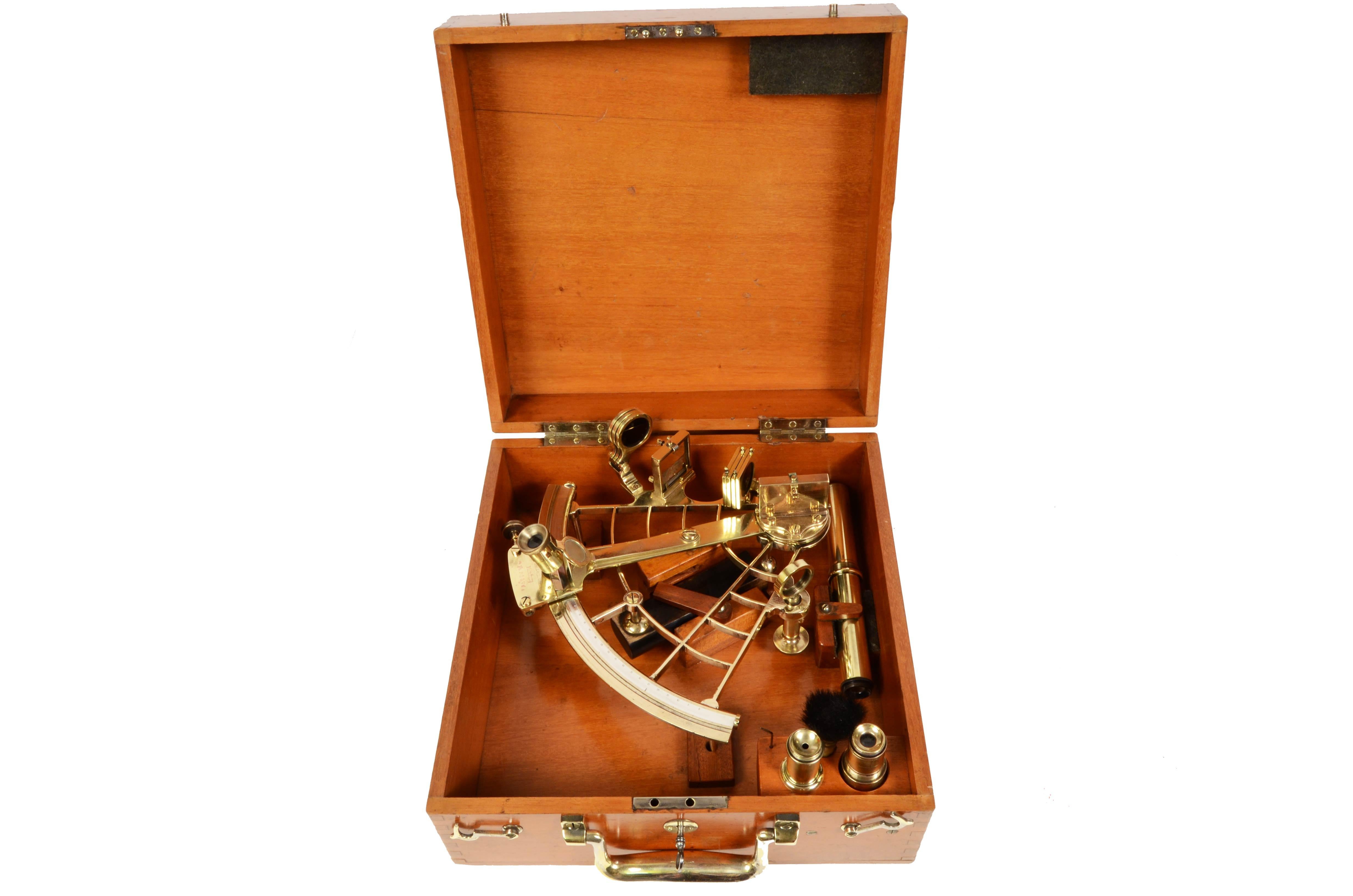 Brass sextant signed Georg Hechelmann Nachf Hamburg from the late 19th century, original wooden box with locking hooks, handles, brass hinges and key set. Flap and vernier in silver, wooden handle, 3 colored glasses for the fixed mirror and 4 for