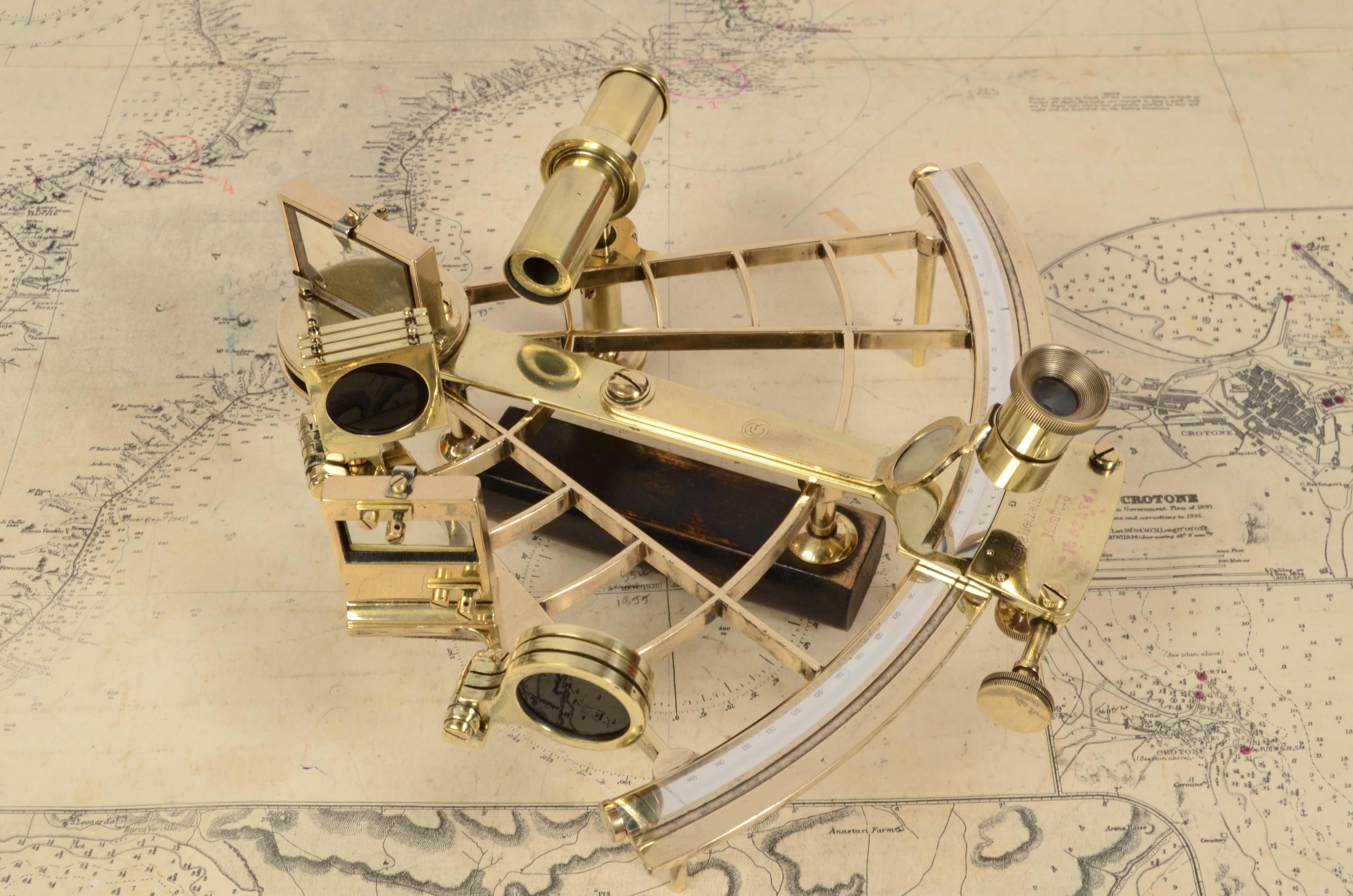 1890s Brass Sextant Georg Hechelmann Hamburg Antique Navigation Instrument In Good Condition In Milan, IT