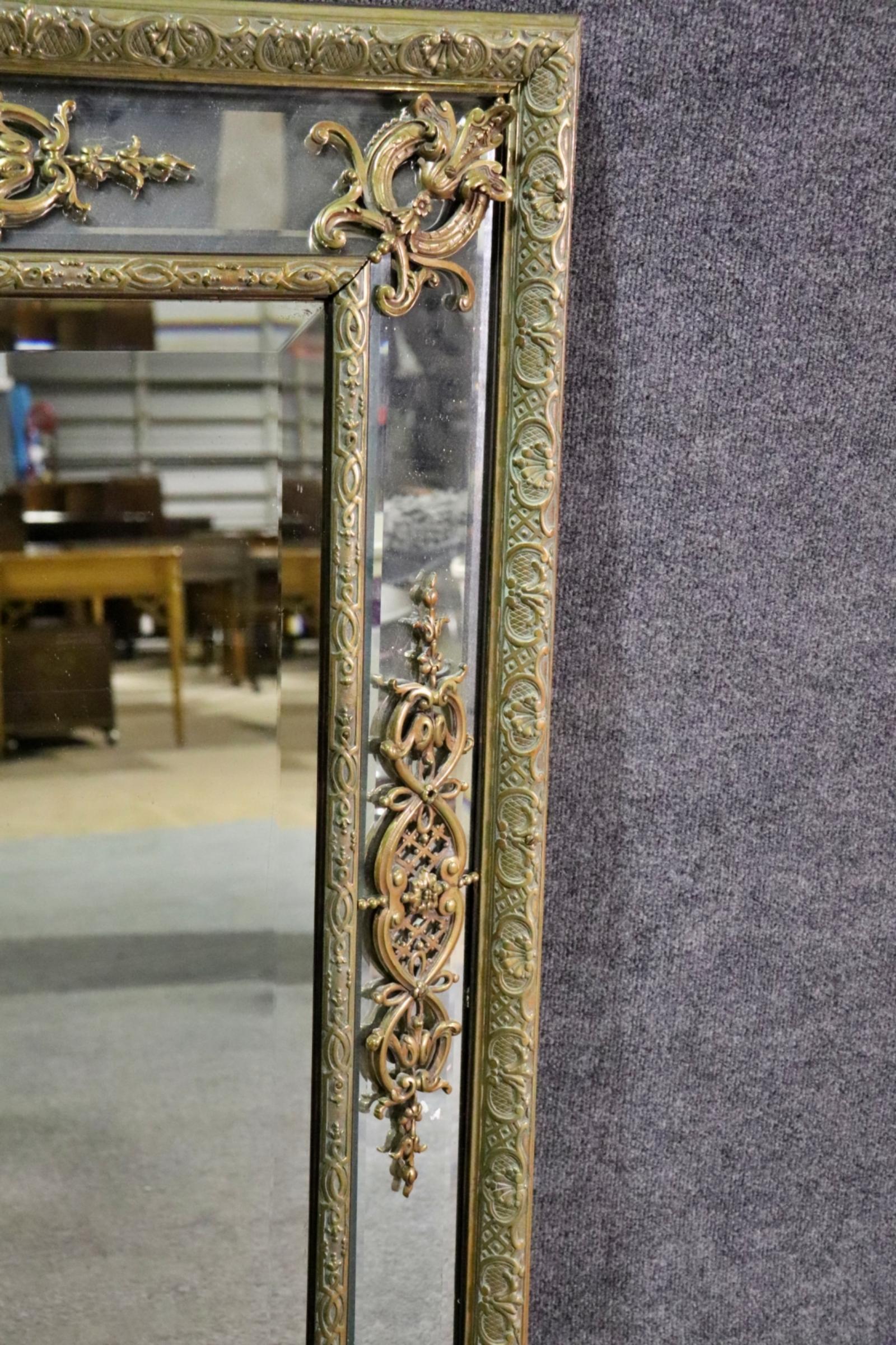 Francese Specchio neoclassico francese Luigi XV in bronzo del 1890 in vendita