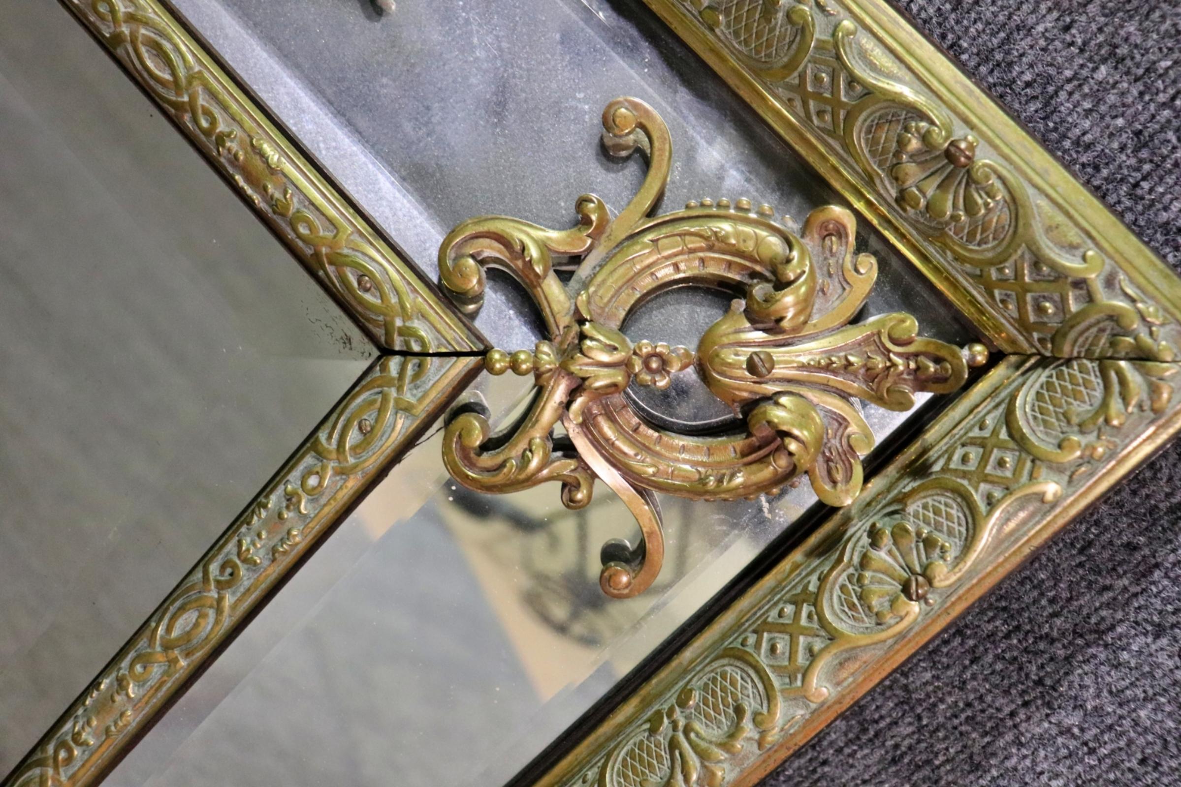 Specchio neoclassico francese Luigi XV in bronzo del 1890 in vendita 1