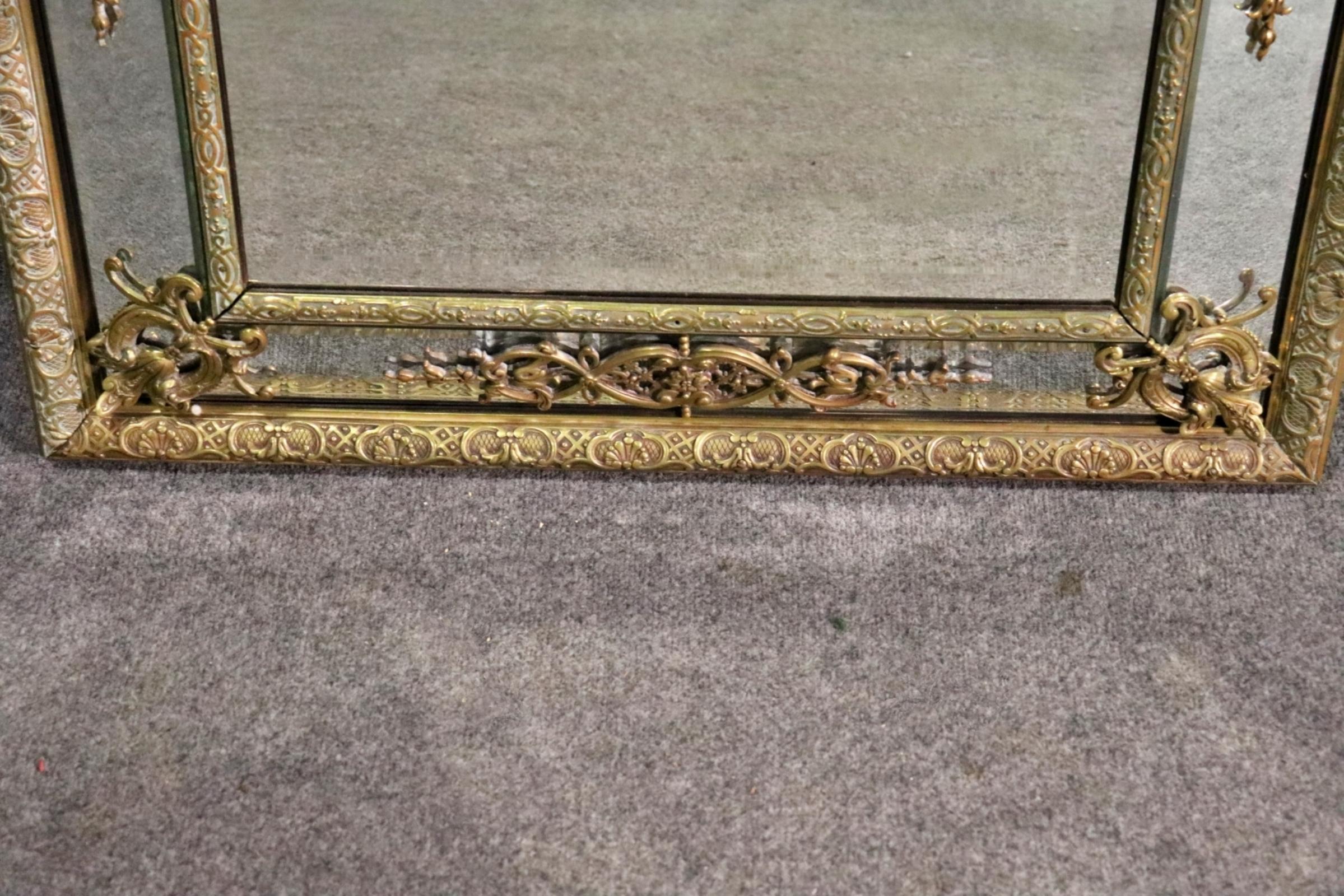 Specchio neoclassico francese Luigi XV in bronzo del 1890 in vendita 2