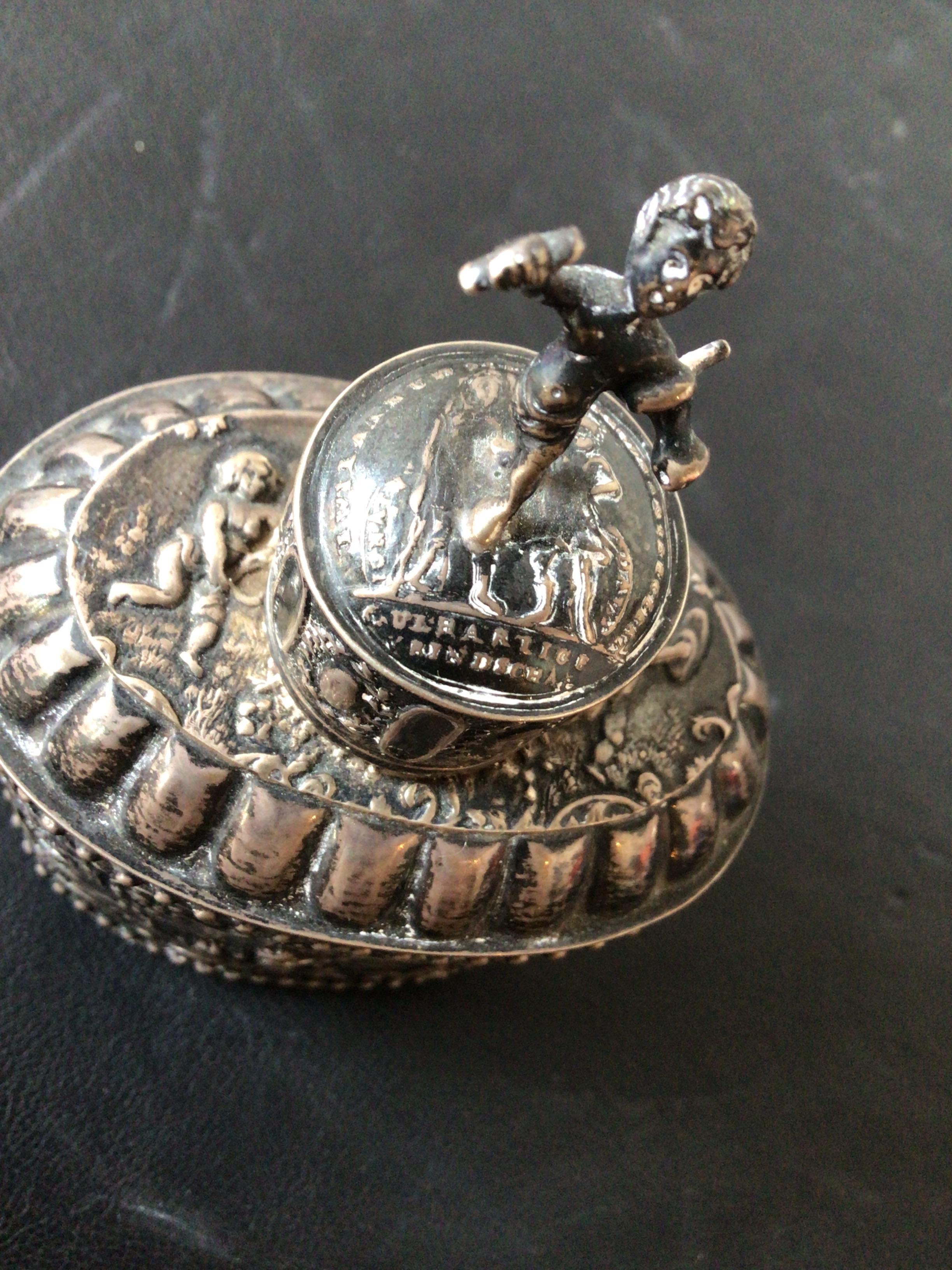 Scatola d'argento del 1890 in argento sterling con bombo in vendita 5