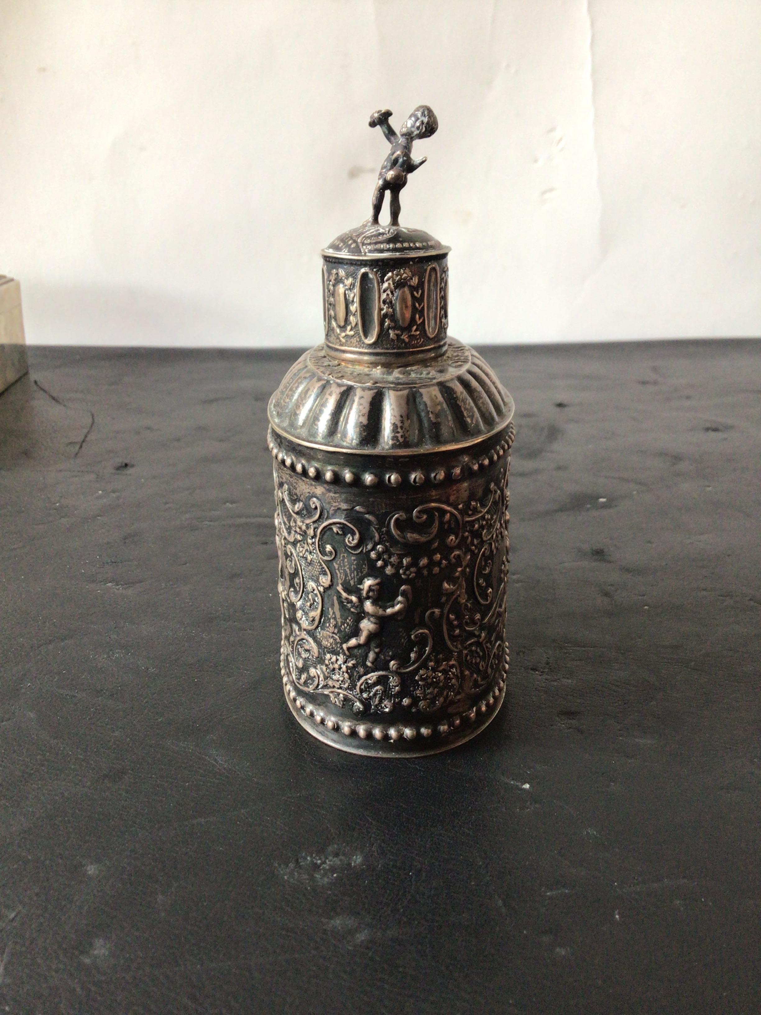 Scatola d'argento del 1890 in argento sterling con bombo In condizioni buone in vendita a Tarrytown, NY