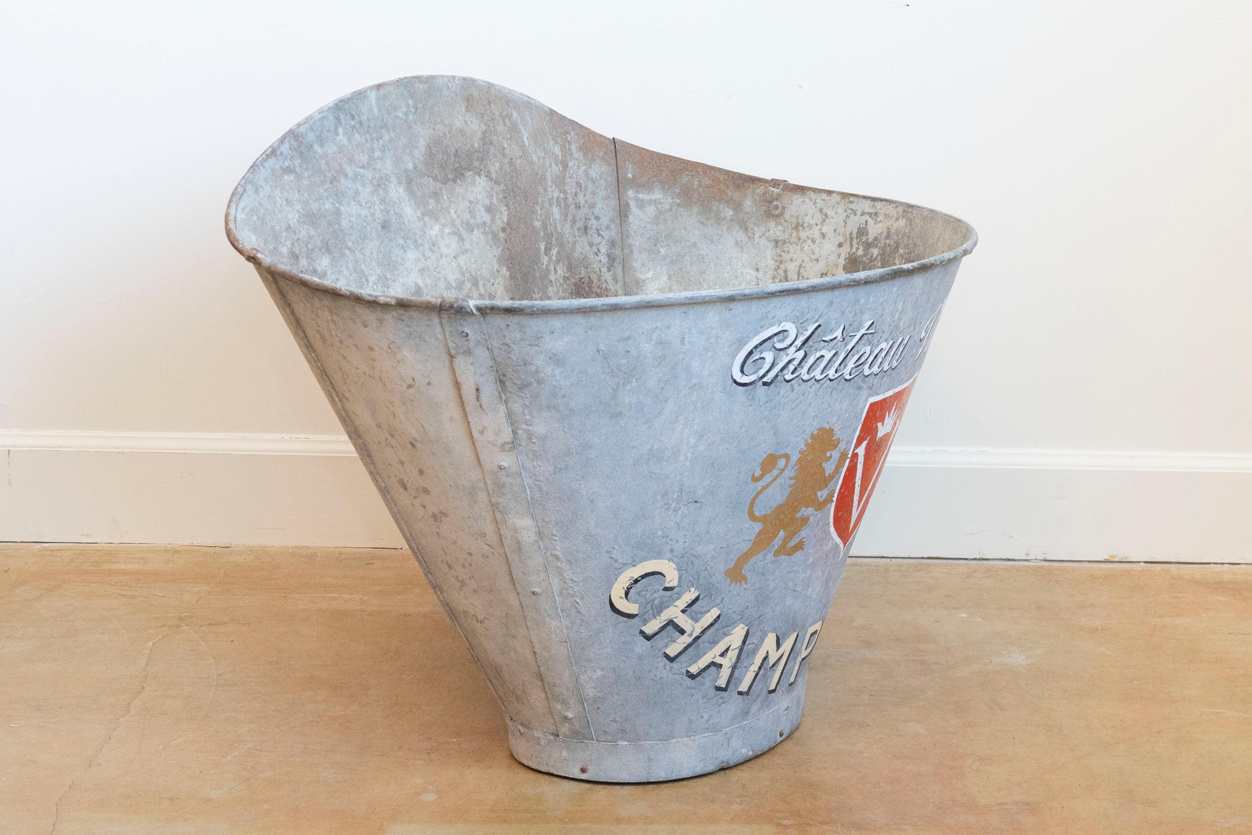 1890s French Grape Picking Hod with Château Villaret Champagne Label In Good Condition In Atlanta, GA