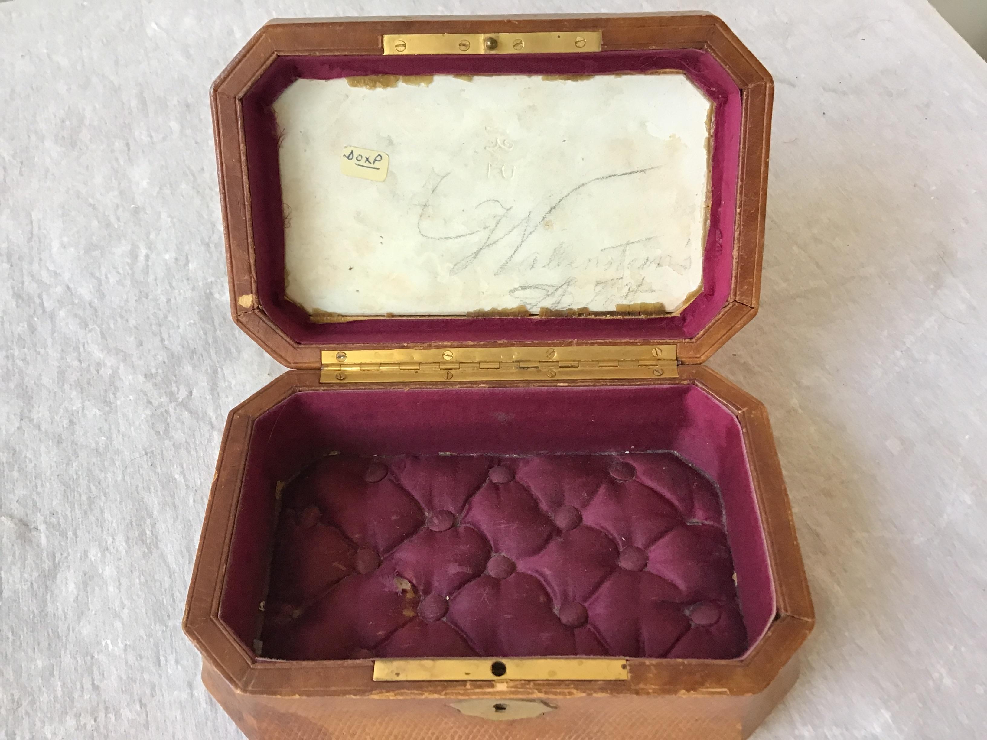 1890s French Leather Box with Ceramic Plaque of Children For Sale 6