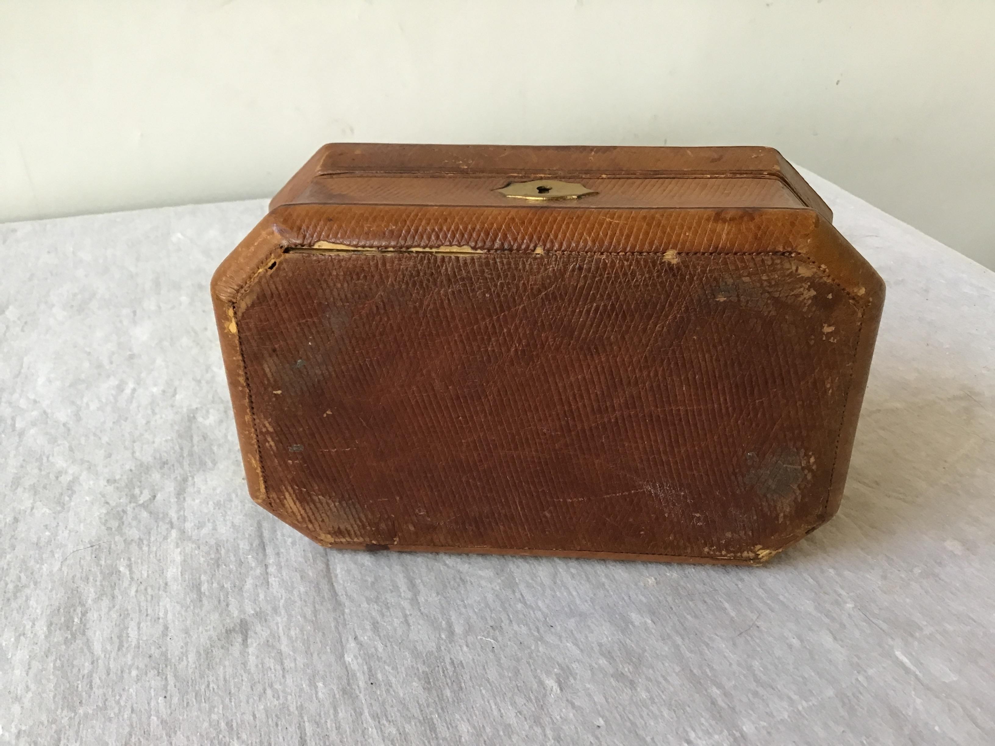 1890s French Leather Box with Ceramic Plaque of Children For Sale 7