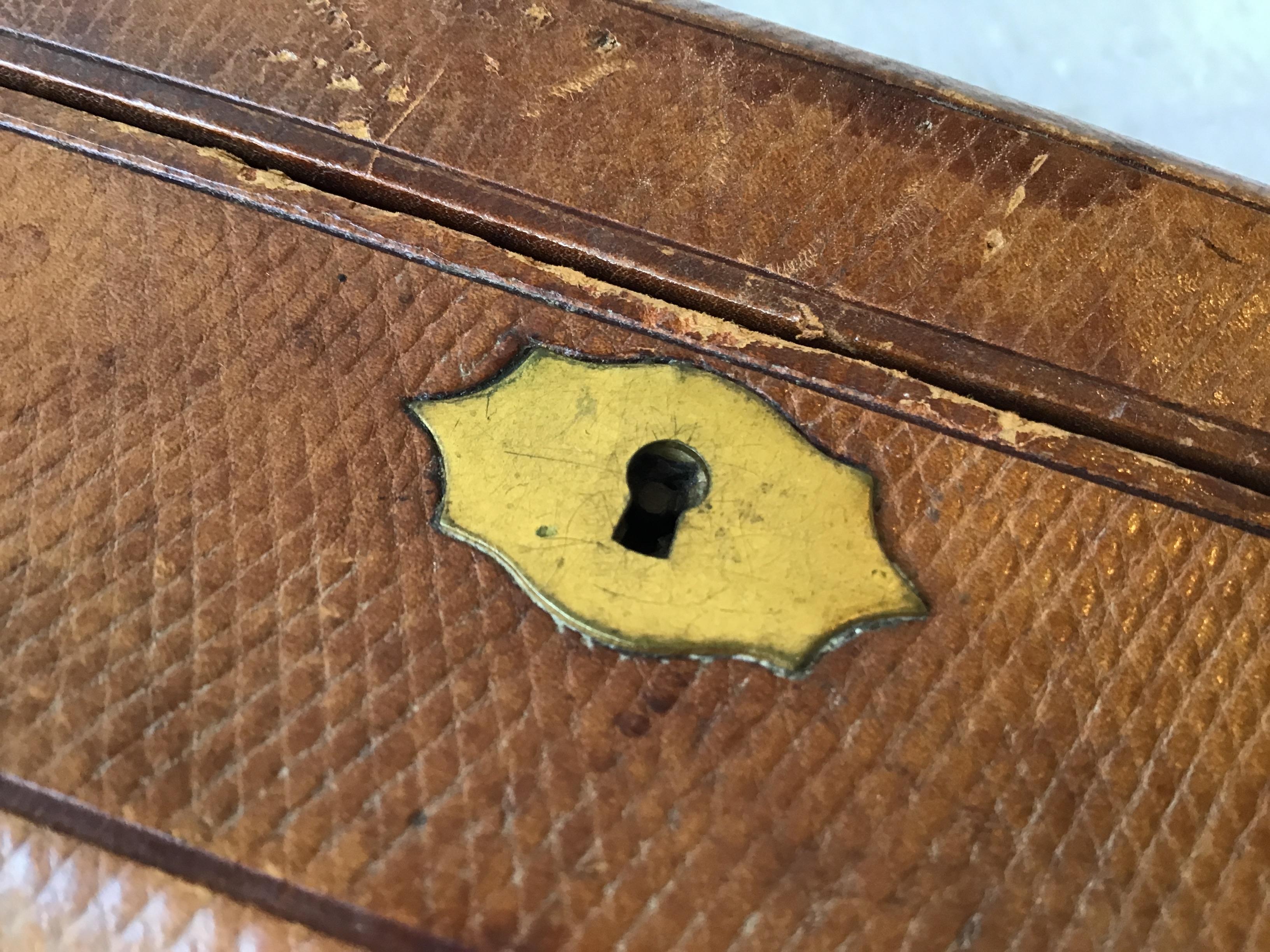 1890s French Leather Box with Ceramic Plaque of Children For Sale 5