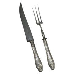 Tenedor y cuchillo neoclásicos franceses de plata de ley repoussé de 1890 para servir carne