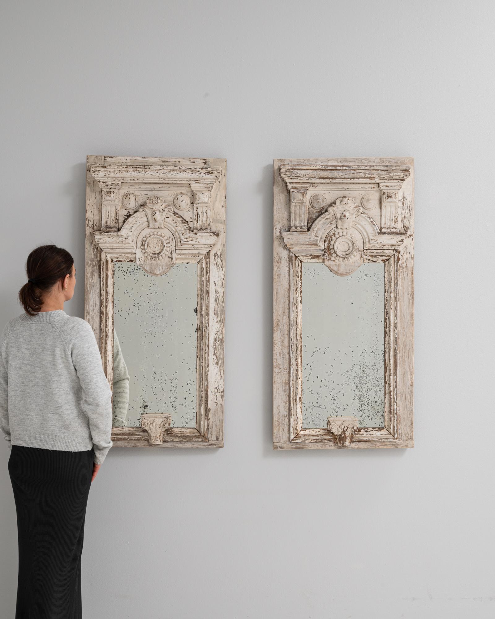 Français Paire d'objets en bronze patiné blanc, datant de 1890  Miroirs en bois en vente