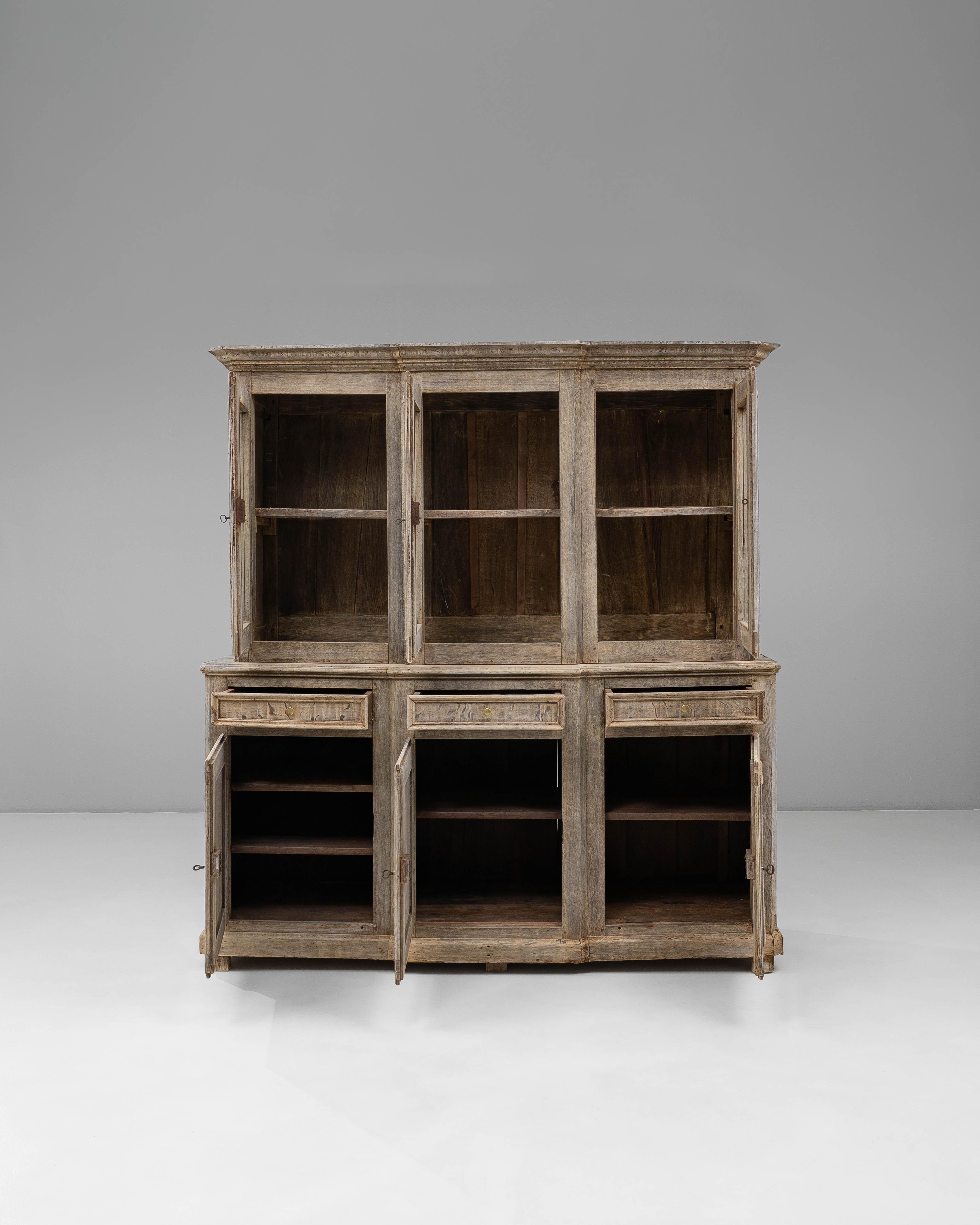 1890er Jahre Französisch Provincial Eiche Vitrine im Zustand „Gut“ im Angebot in High Point, NC