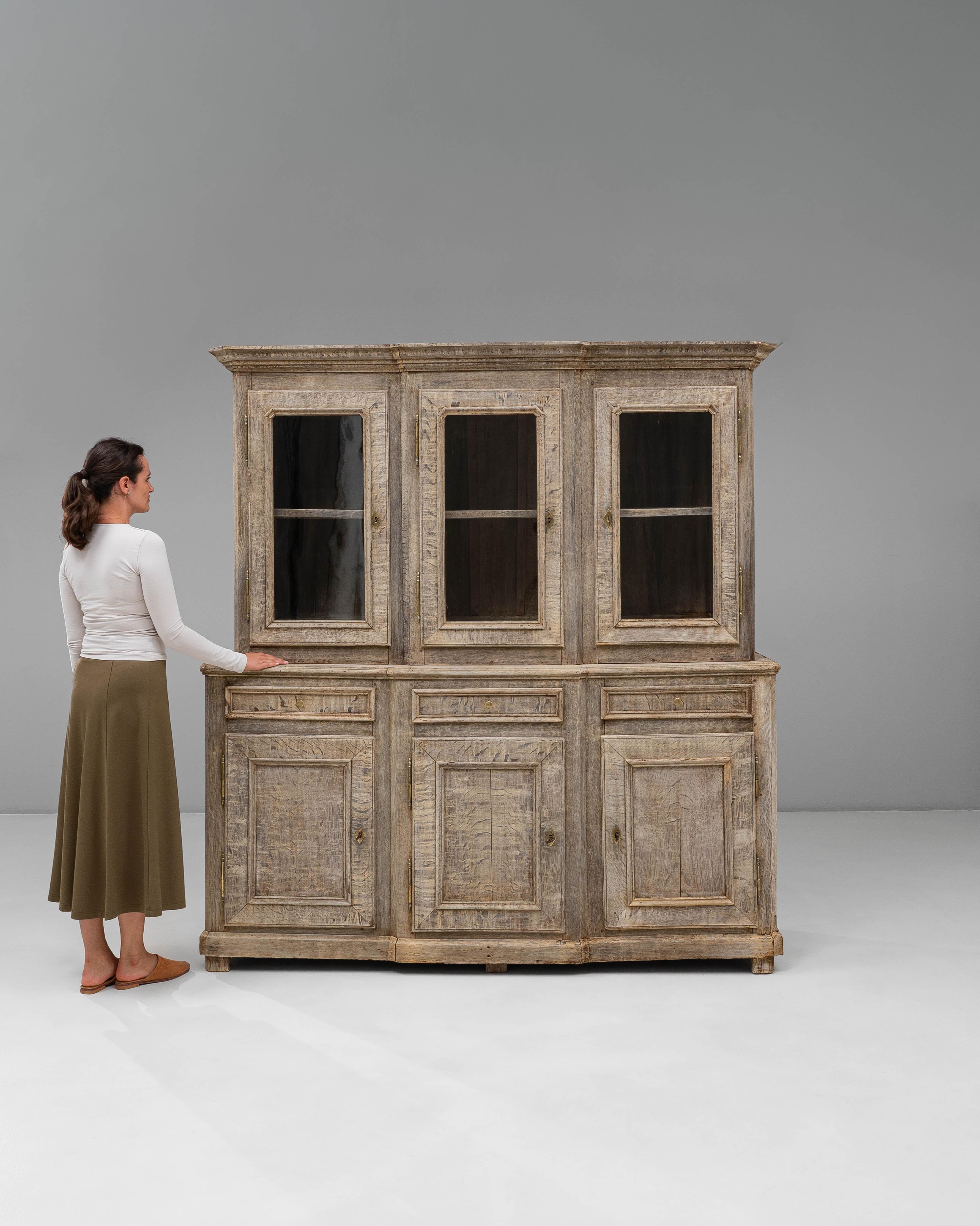 1890er Jahre Französisch Provincial Eiche Vitrine (19. Jahrhundert) im Angebot