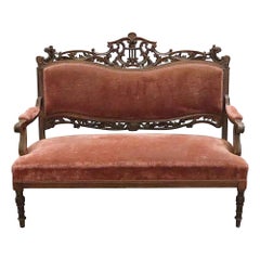 1890er Jahre Französisch Rot Samt viktorianischen Hand geschnitzt Holz Loveseat mit Musical-Motiv