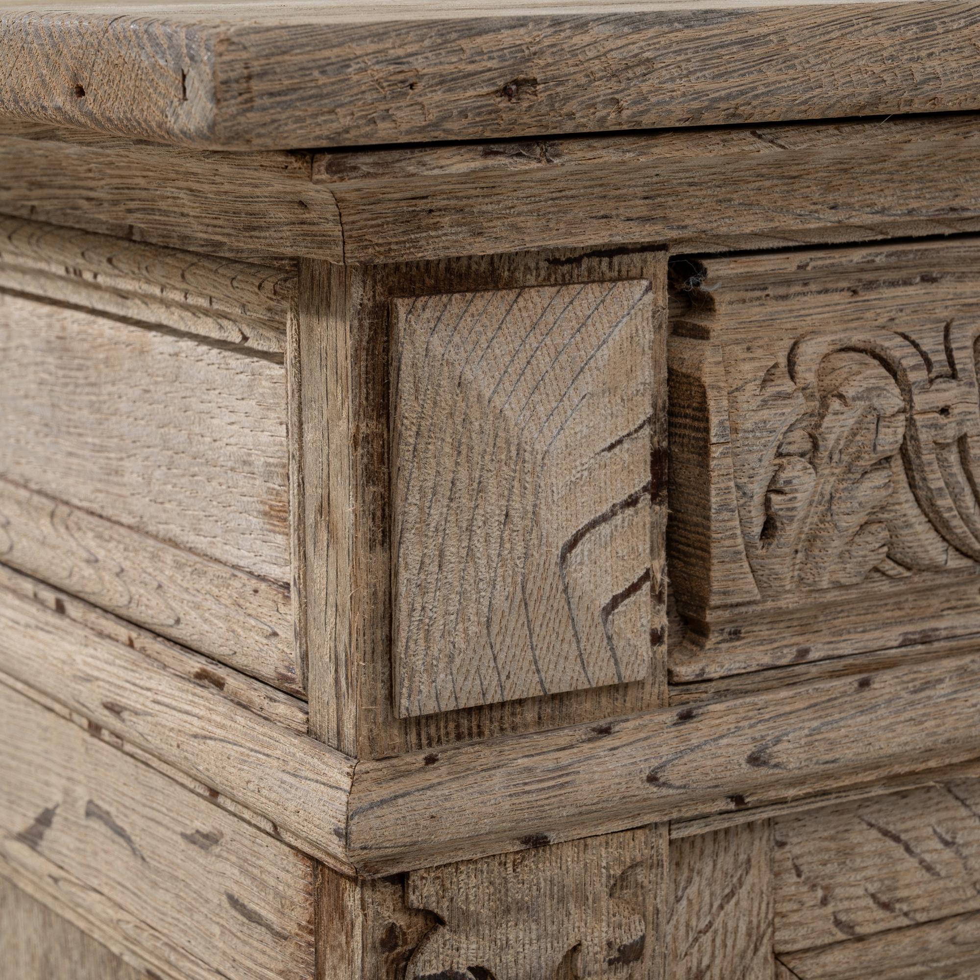 Comodino in quercia con cassetto in stile rinascimentale francese del 1890 in vendita 3