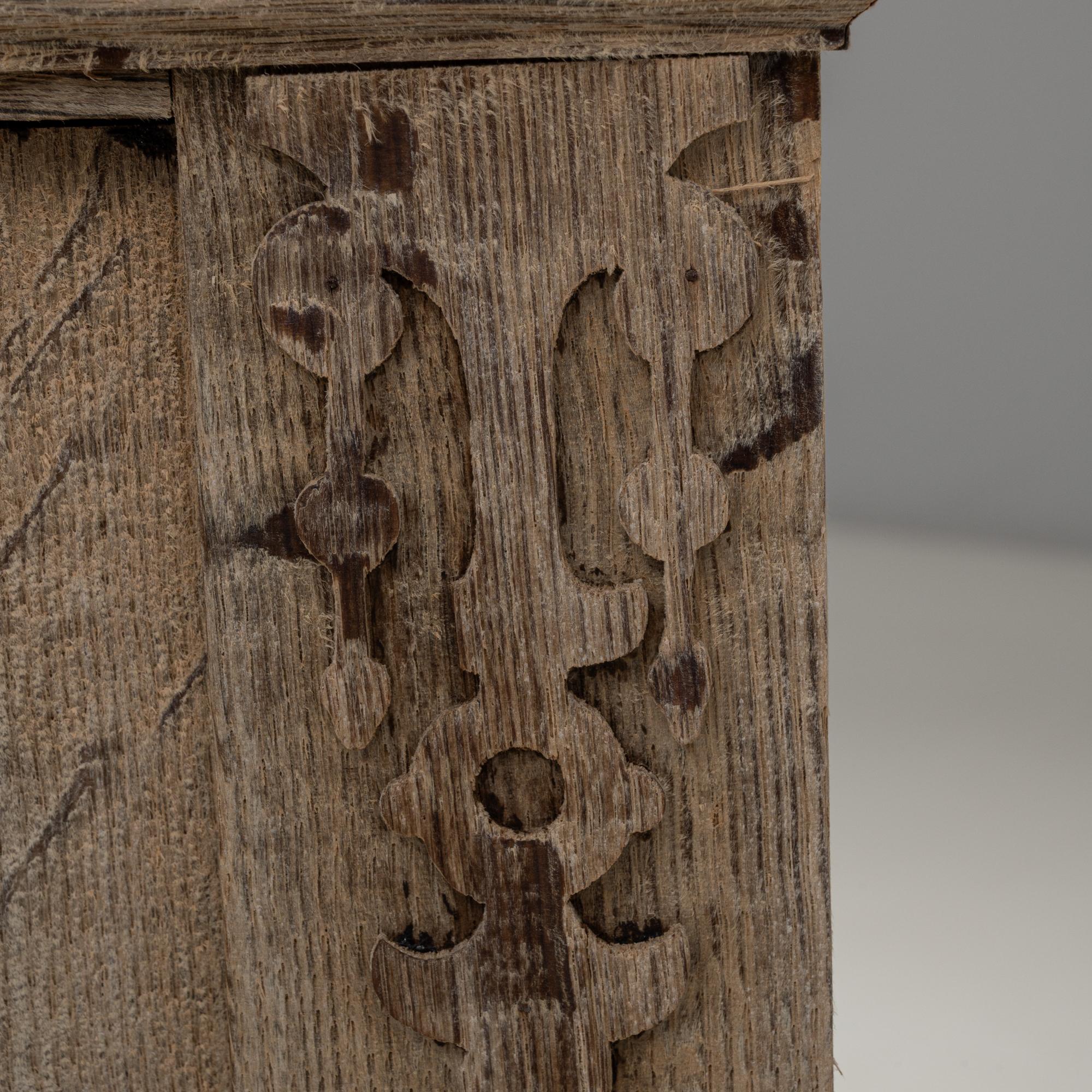 Comodino in quercia con cassetto in stile rinascimentale francese del 1890 in vendita 4