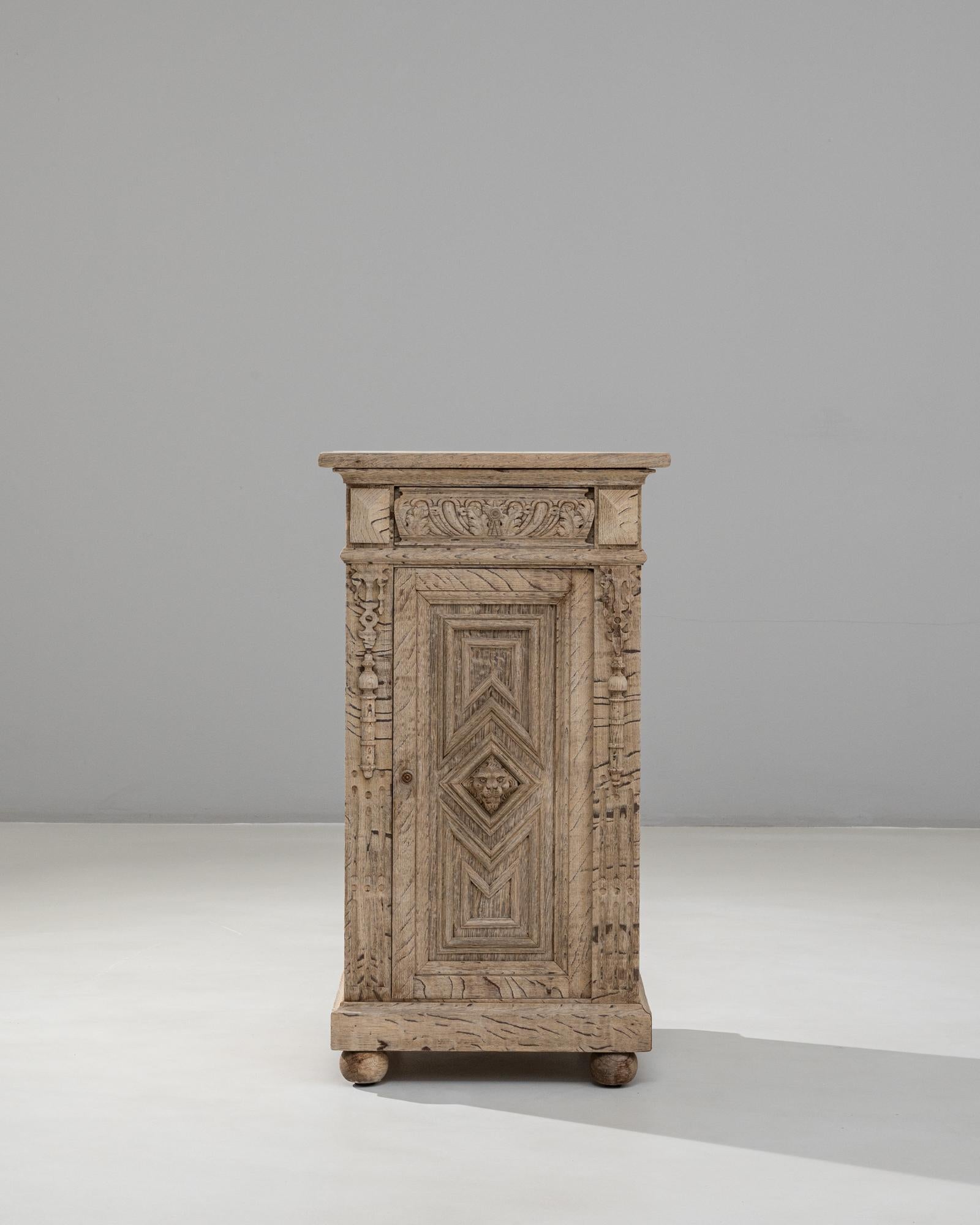 Questo comodino in quercia del Rinascimento francese del 1890 mostra un'eccezionale maestria e un intaglio ricco di dettagli caratteristici dell'epoca. Il pannello frontale presenta un'incorniciatura geometrica profondamente scolpita con un motivo