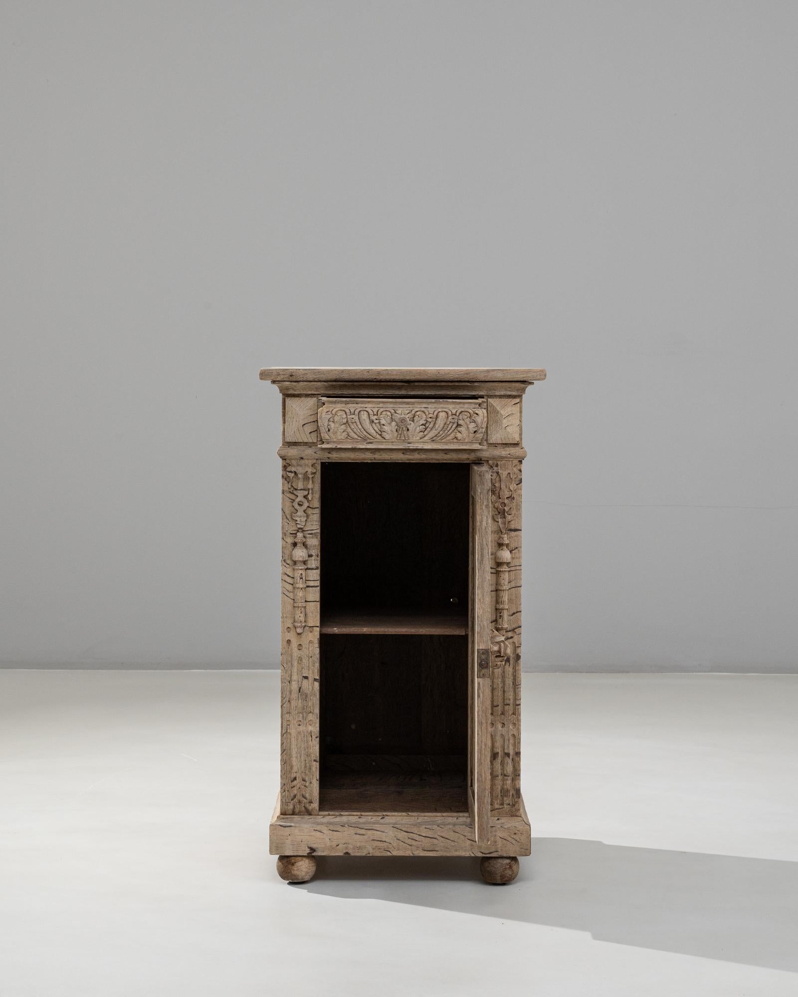 Neorinascimentale Comodino in quercia con cassetto in stile rinascimentale francese del 1890 in vendita