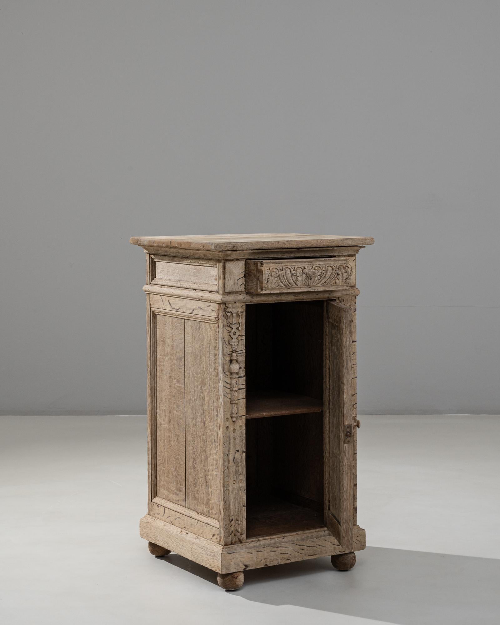 Comodino in quercia con cassetto in stile rinascimentale francese del 1890 in vendita 1