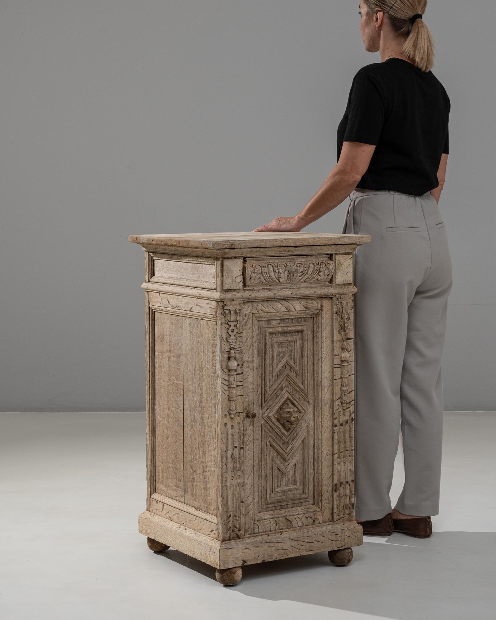 Comodino in quercia con cassetto in stile rinascimentale francese del 1890 in vendita 2