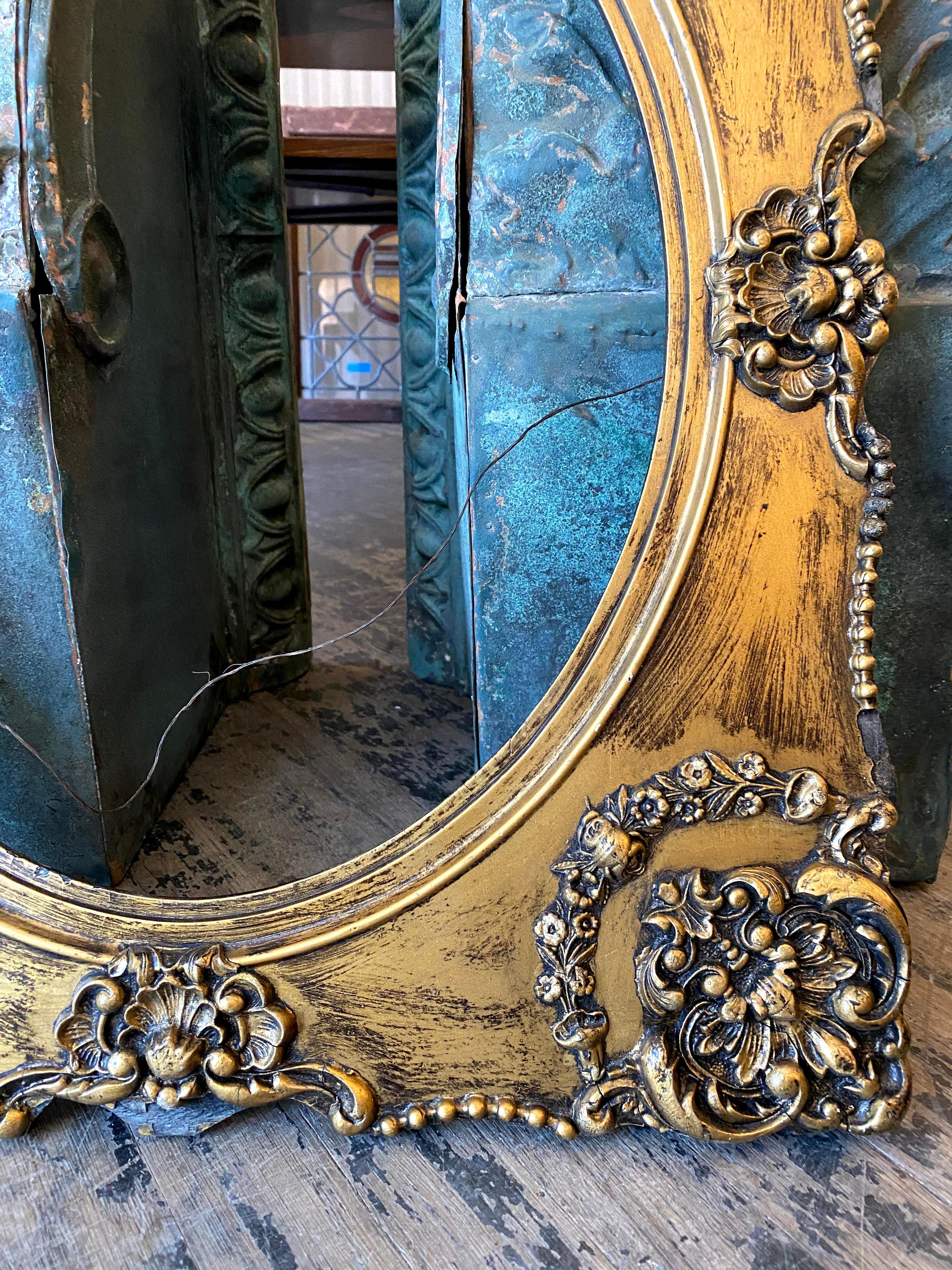 1890s French Style Carved Gold Painted Wood Frame with Oval Opening In Good Condition In New York, NY