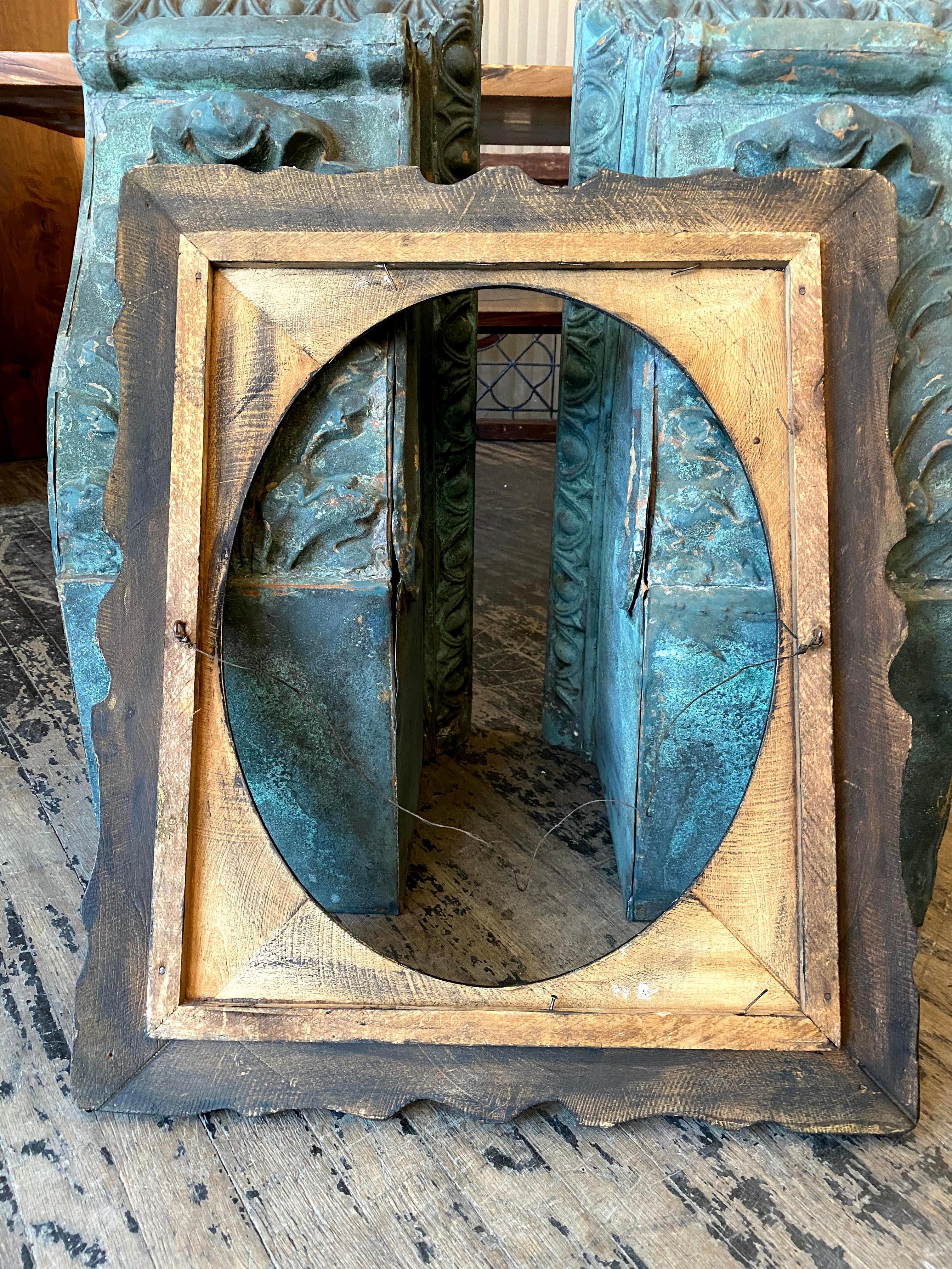 Late 19th Century 1890s French Style Carved Gold Painted Wood Frame with Oval Opening