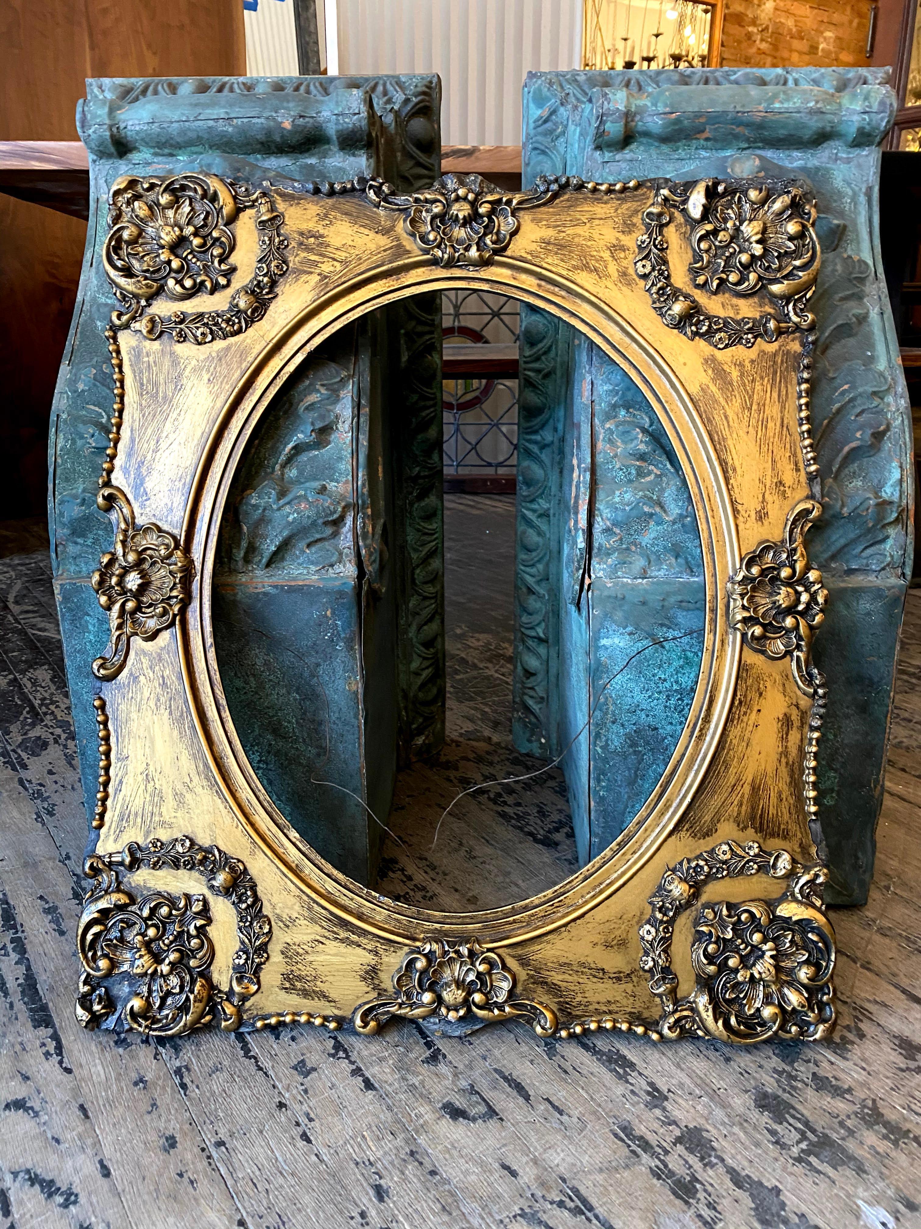 1890s French Style Carved Gold Painted Wood Frame with Oval Opening 1