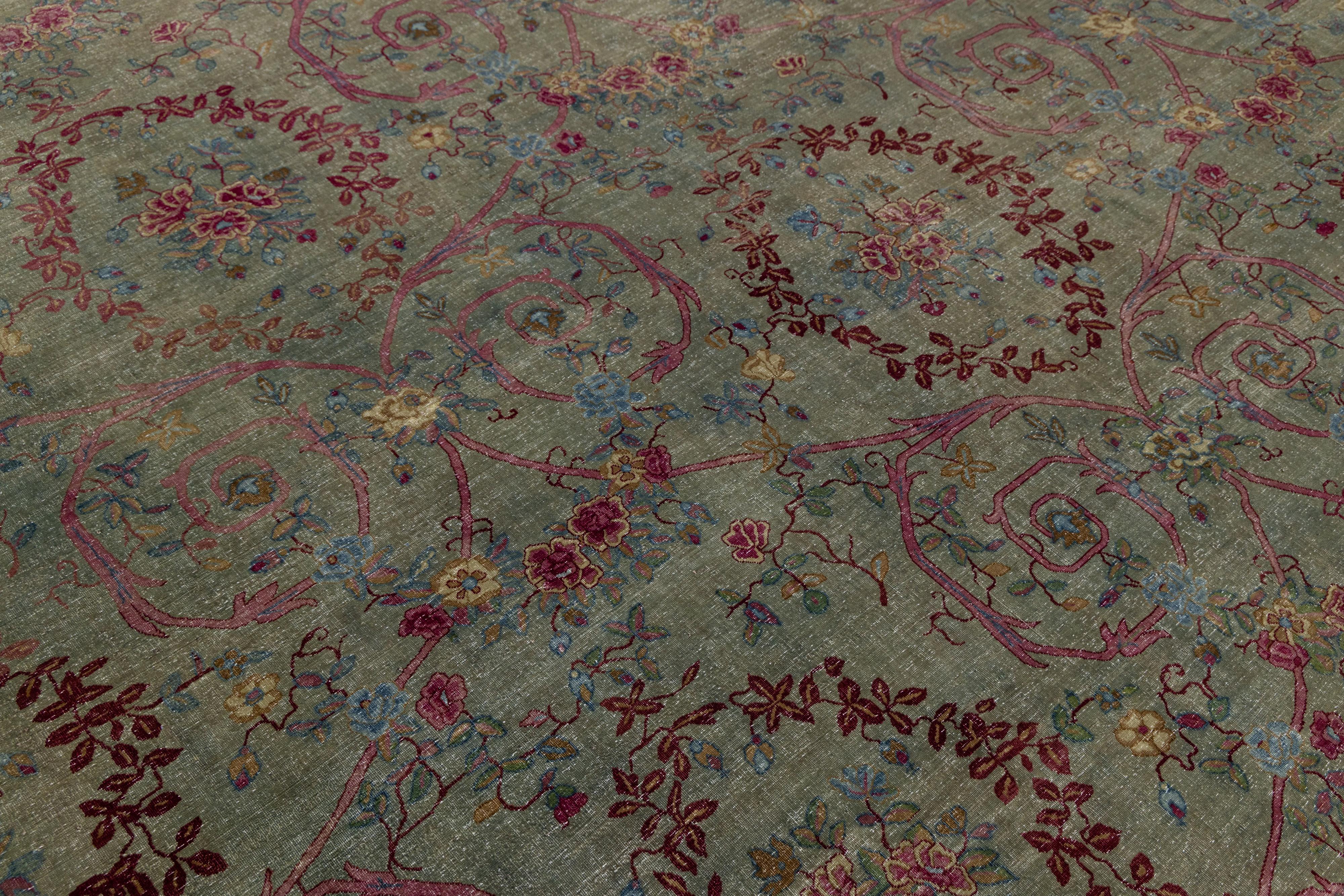 Dieser seltene und anmutige Agra-Teppich aus dem späten 19. Jahrhundert aus handgewebter Wolle zeigt die raffinierte Kunstfertigkeit des von Topkapi inspirierten Designs. Das Feld aus Seladon ist mit einem sich wiederholenden Muster aus ovalen