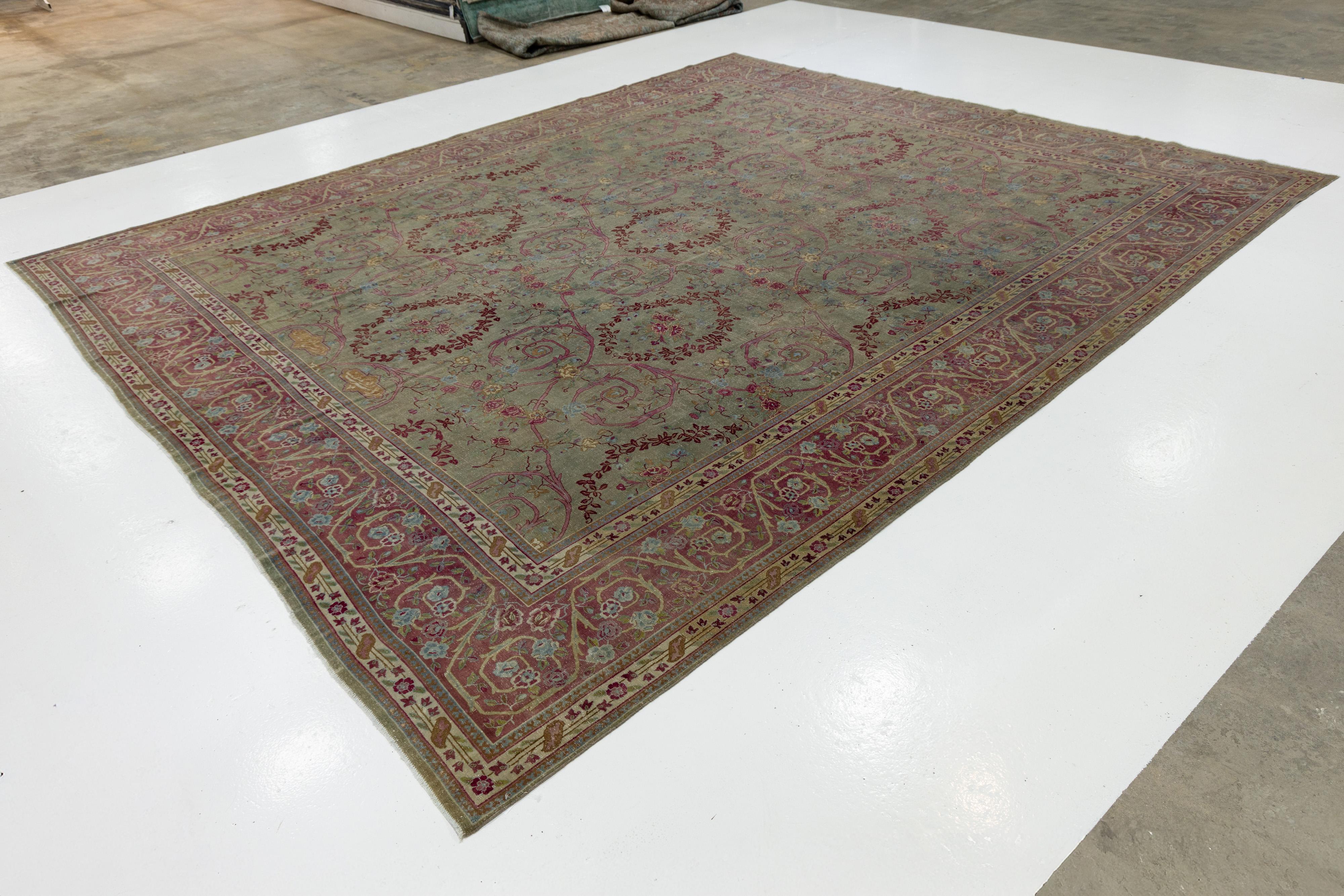 1890er Grüner antiker indischer Agra Handgefertigter Wollteppich mit Blumenmuster im Zustand „Hervorragend“ im Angebot in Norwalk, CT