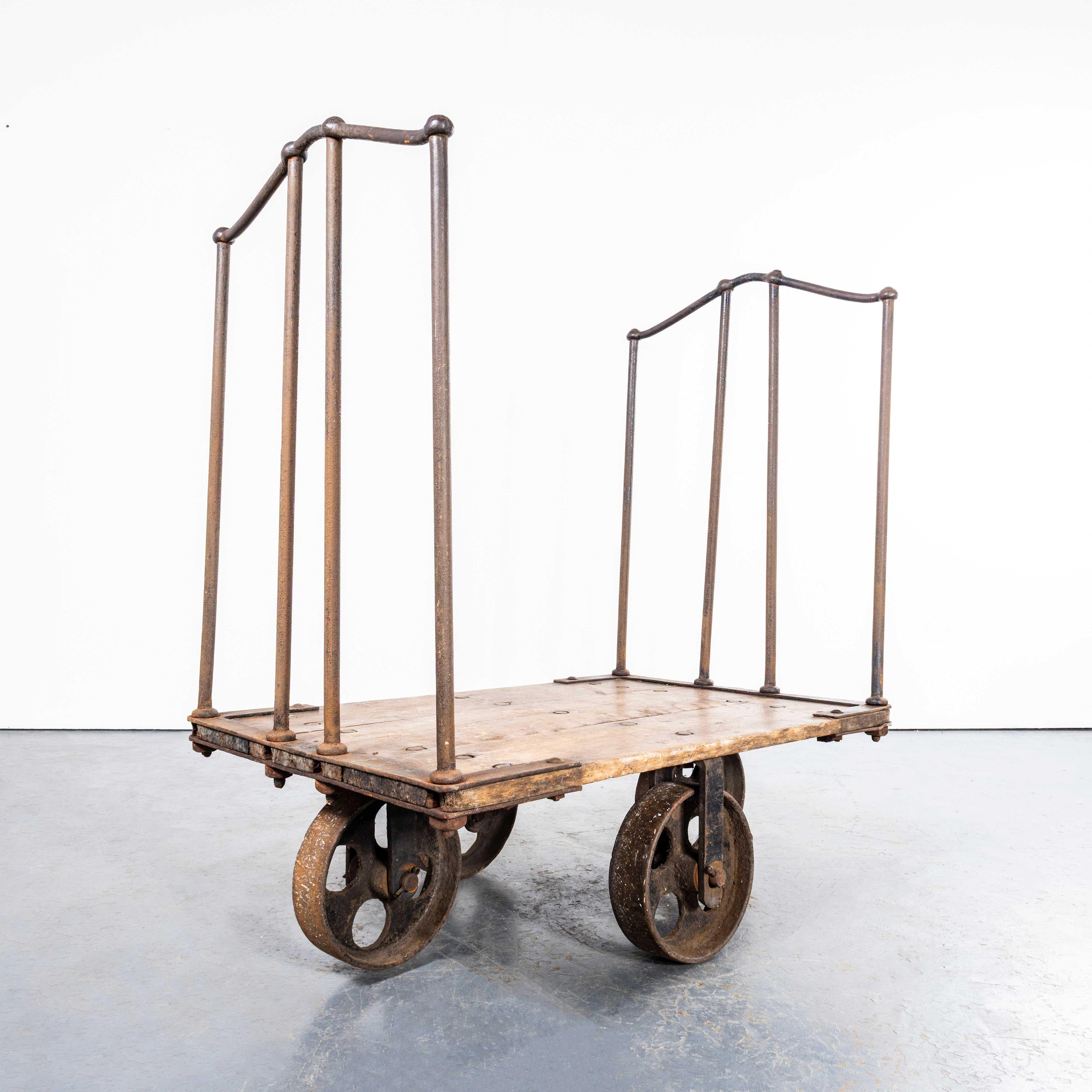 Chariot industriel de 1890 - Roues en fonte. 

Chariot de moulin très lourd et inhabituel, dans un état exceptionnel. Trouvé au Pays de Galles, le détail de ce chariot est exceptionnel, avec de lourdes roues coulées, des pièces de métal forgées à la