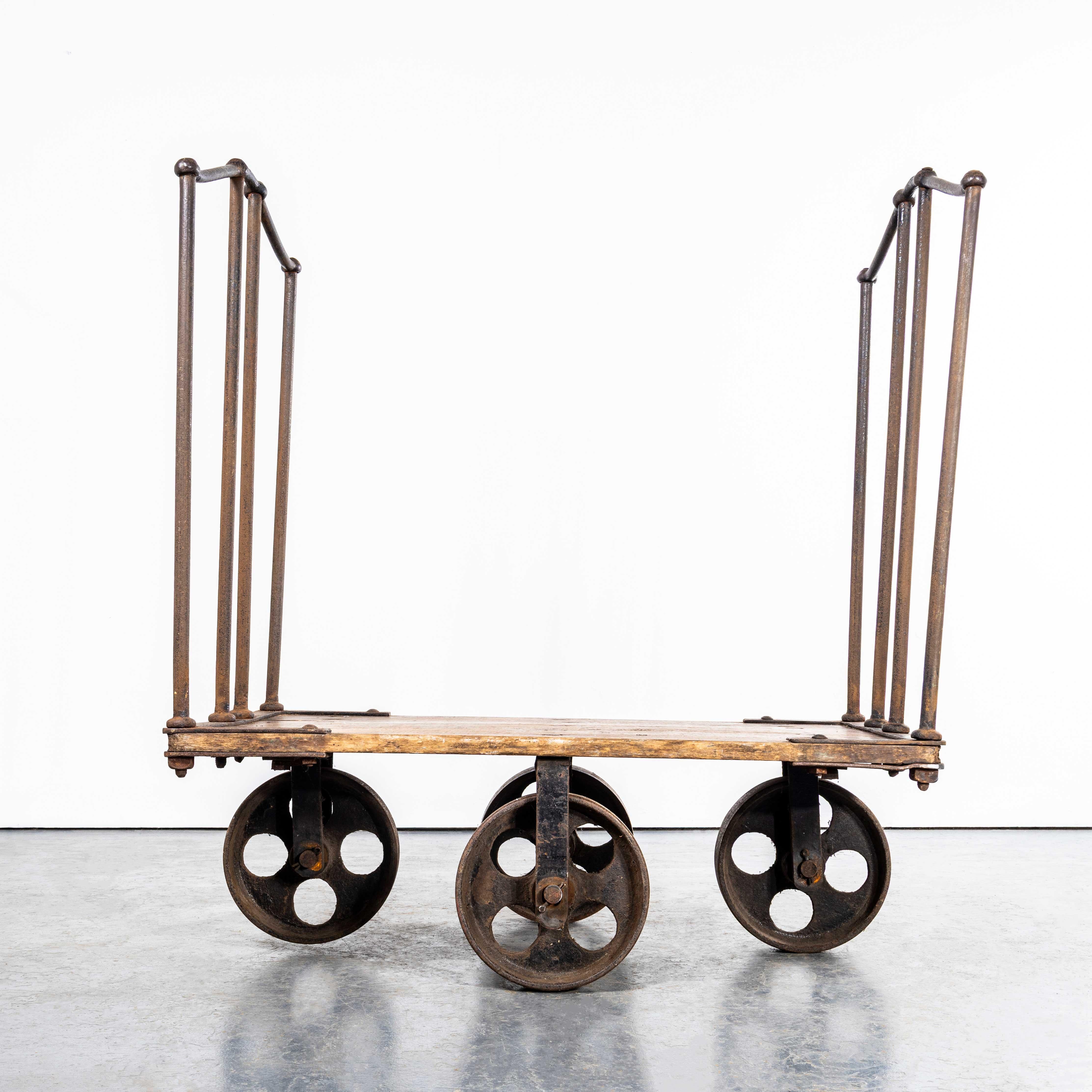 Chariot industriel de 1890 - Roues en fonte en vente 2