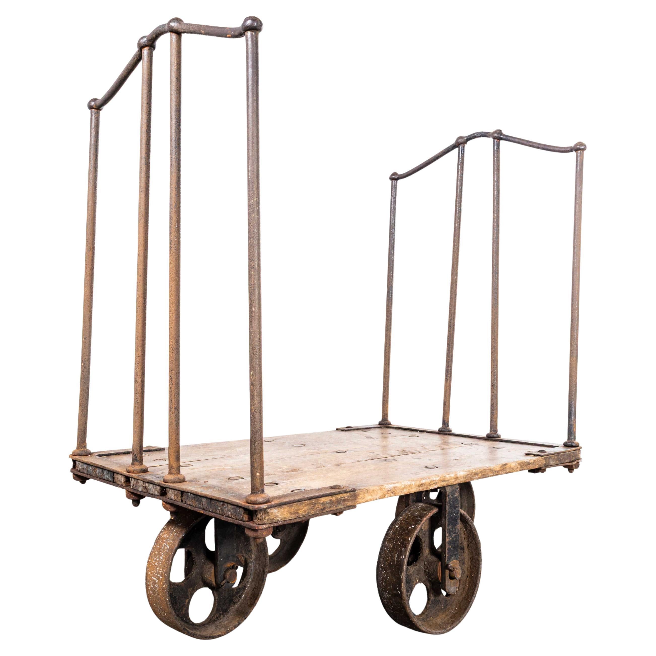 Chariot industriel de 1890 - Roues en fonte en vente