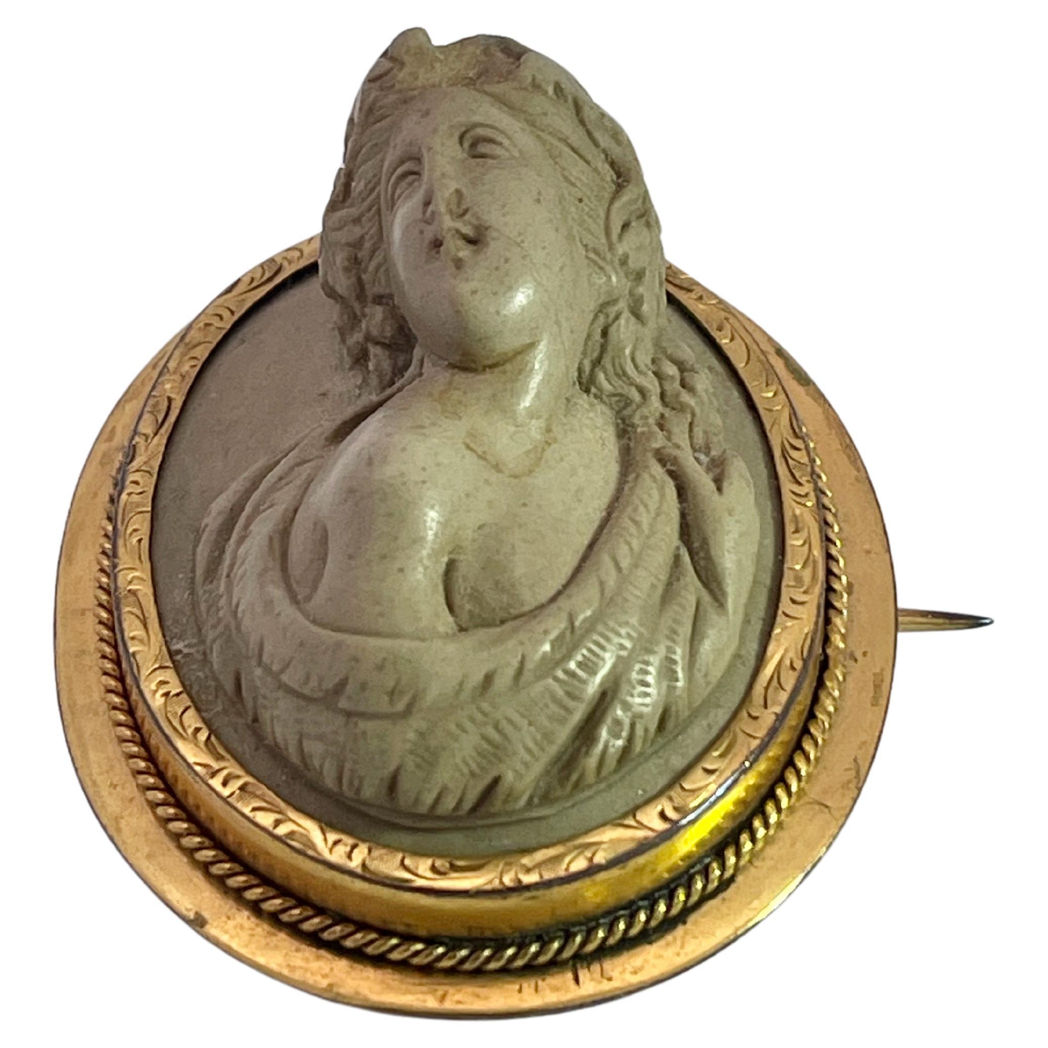 Broche camée en lave en haut-relief de 1890