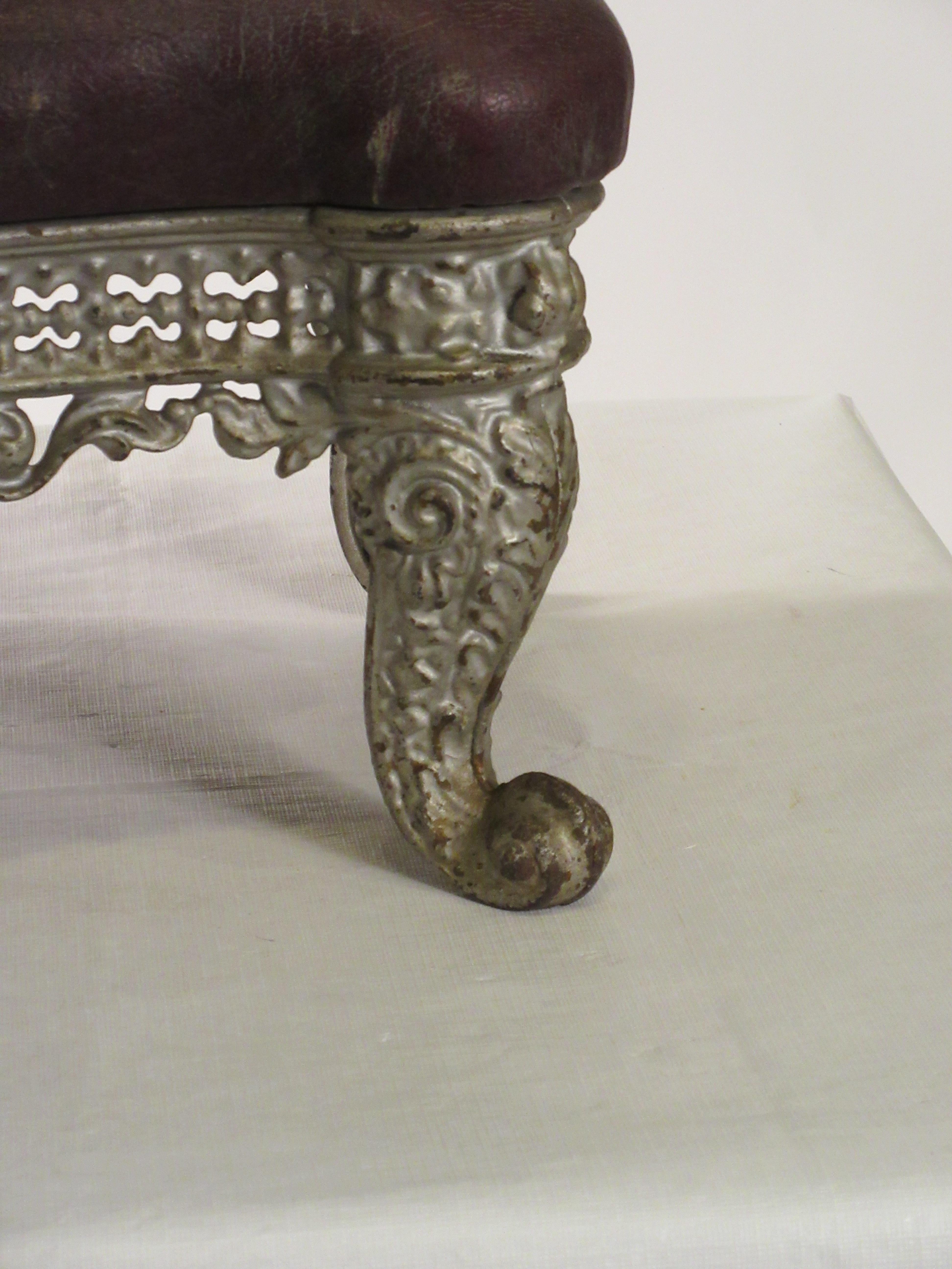 verschnörkelter Fußschemel aus Eisen aus den 1890er Jahren (Spätes 19. Jahrhundert)