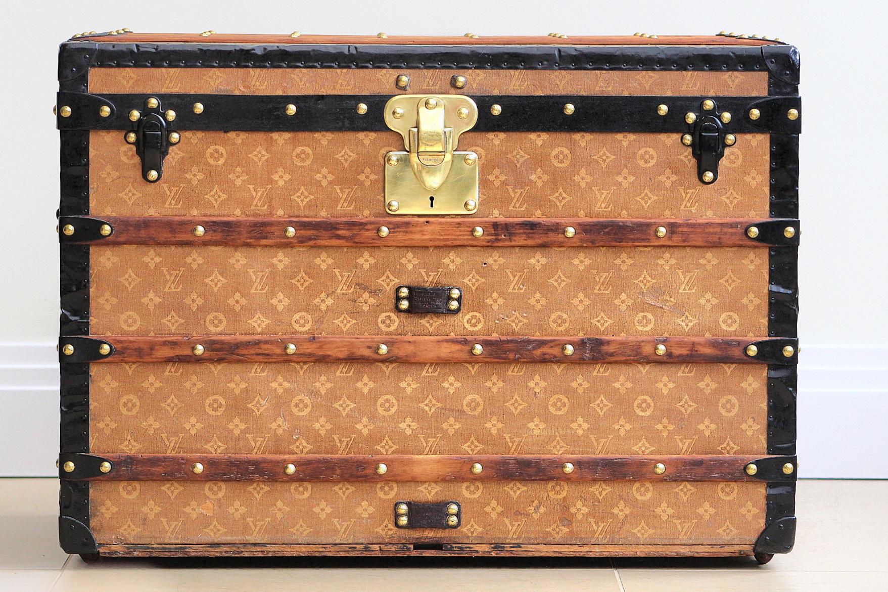 Betreten Sie das Reich der zeitlosen Eleganz mit dieser exquisiten Louis Vuitton Courier Trunk, einem prächtigen Relikt aus den 1890er Jahren, das die Essenz luxuriösen Reisens und raffinierter Handwerkskunst verkörpert. Dieses edle Stück ist ein