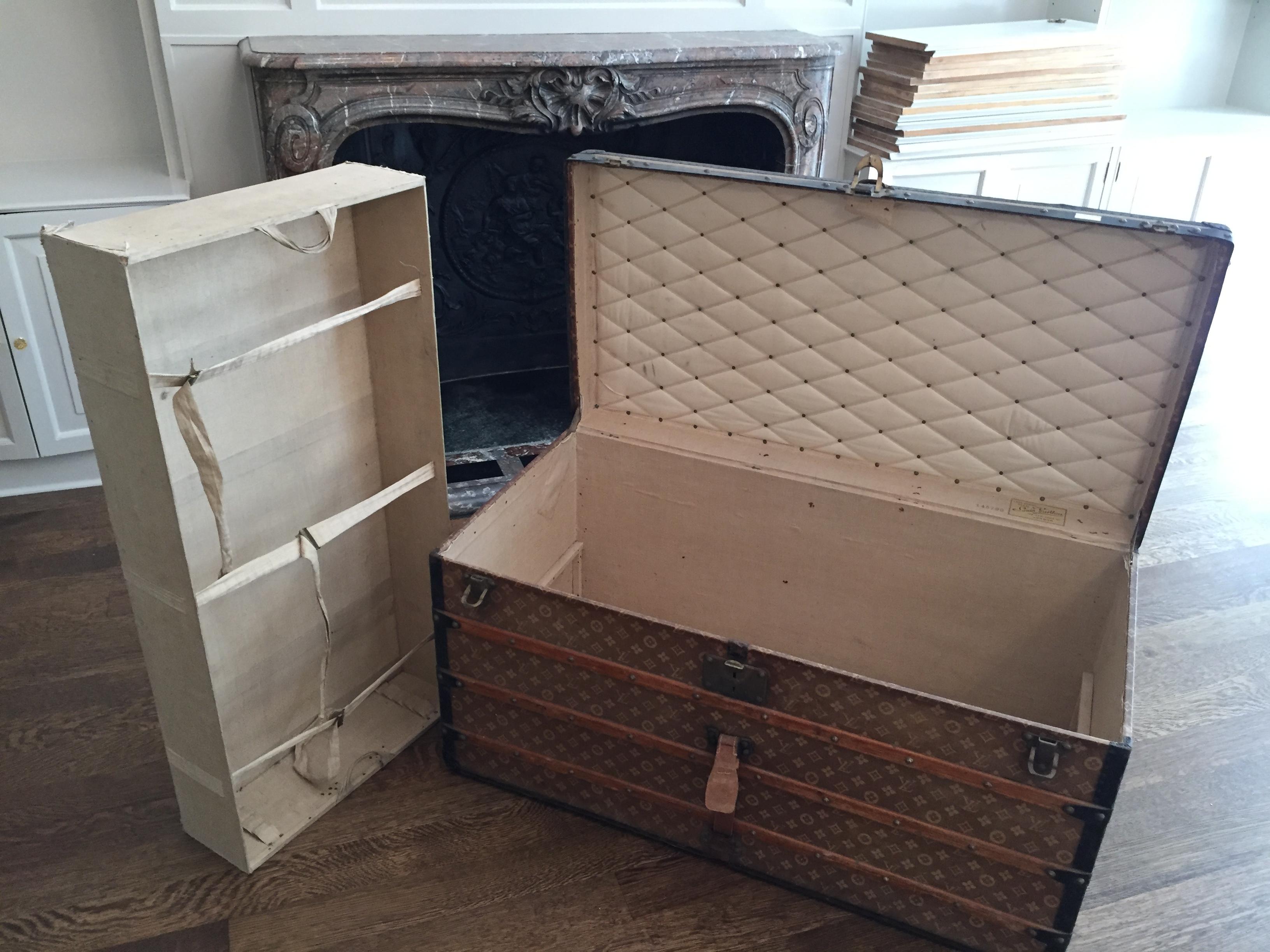 Louis Vuitton, baule guardaroba vintage del 1890, interno con cassetti e appendini, serratura in ottone.