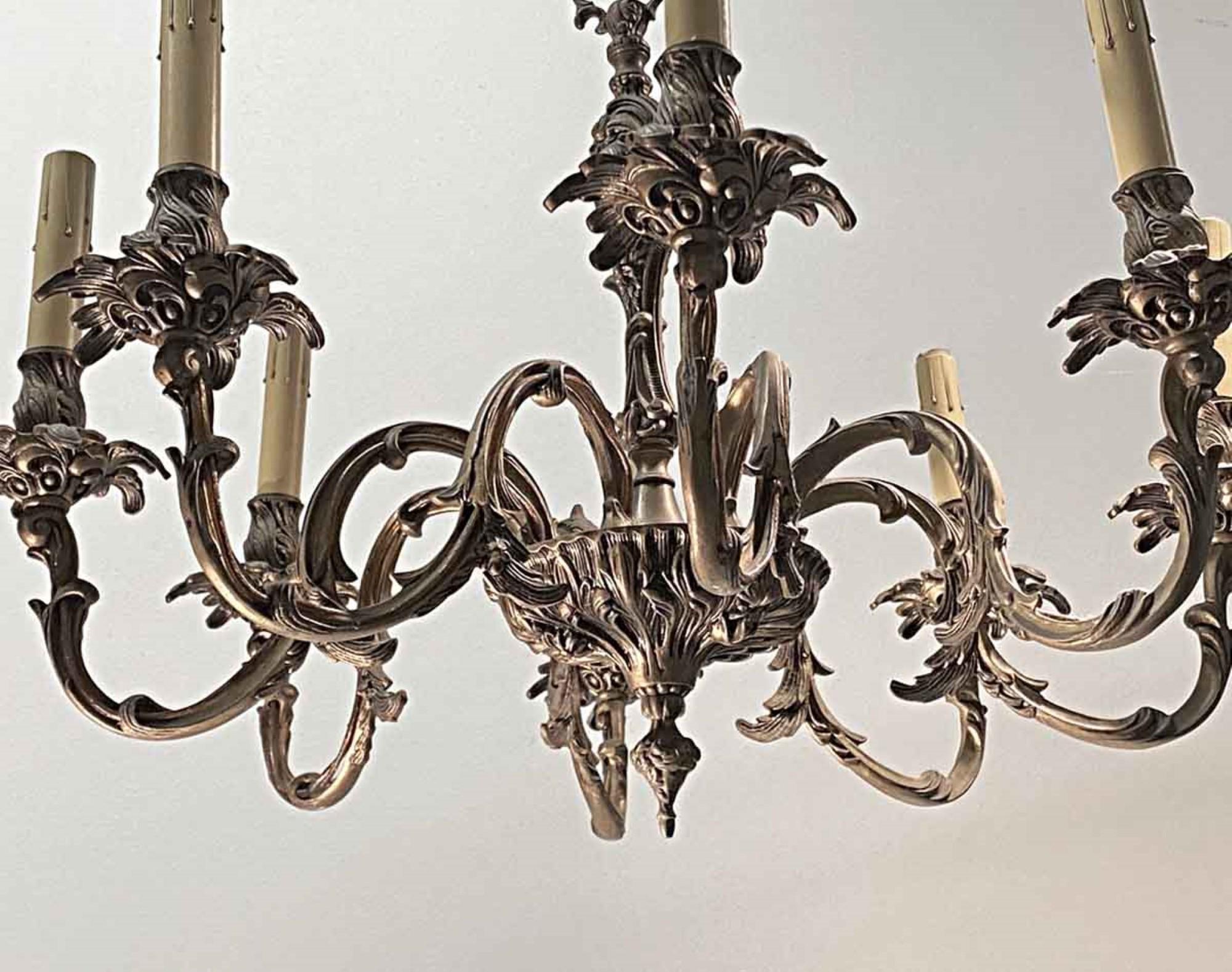 1890s Louis XV 8-Arm French Cast Bronze Rococo Chandelier with Foliage Detail In Good Condition In New York, NY