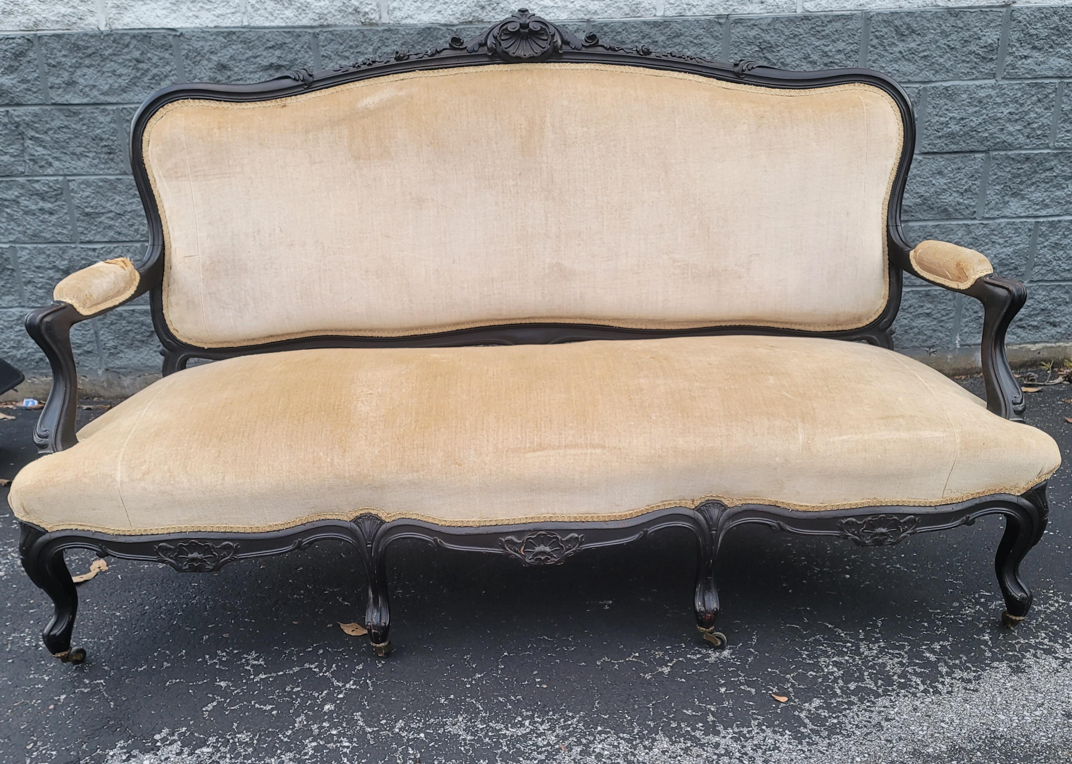 Sofá Luis XV de 1890 tallado, ebonizado y tapizado en venta 3
