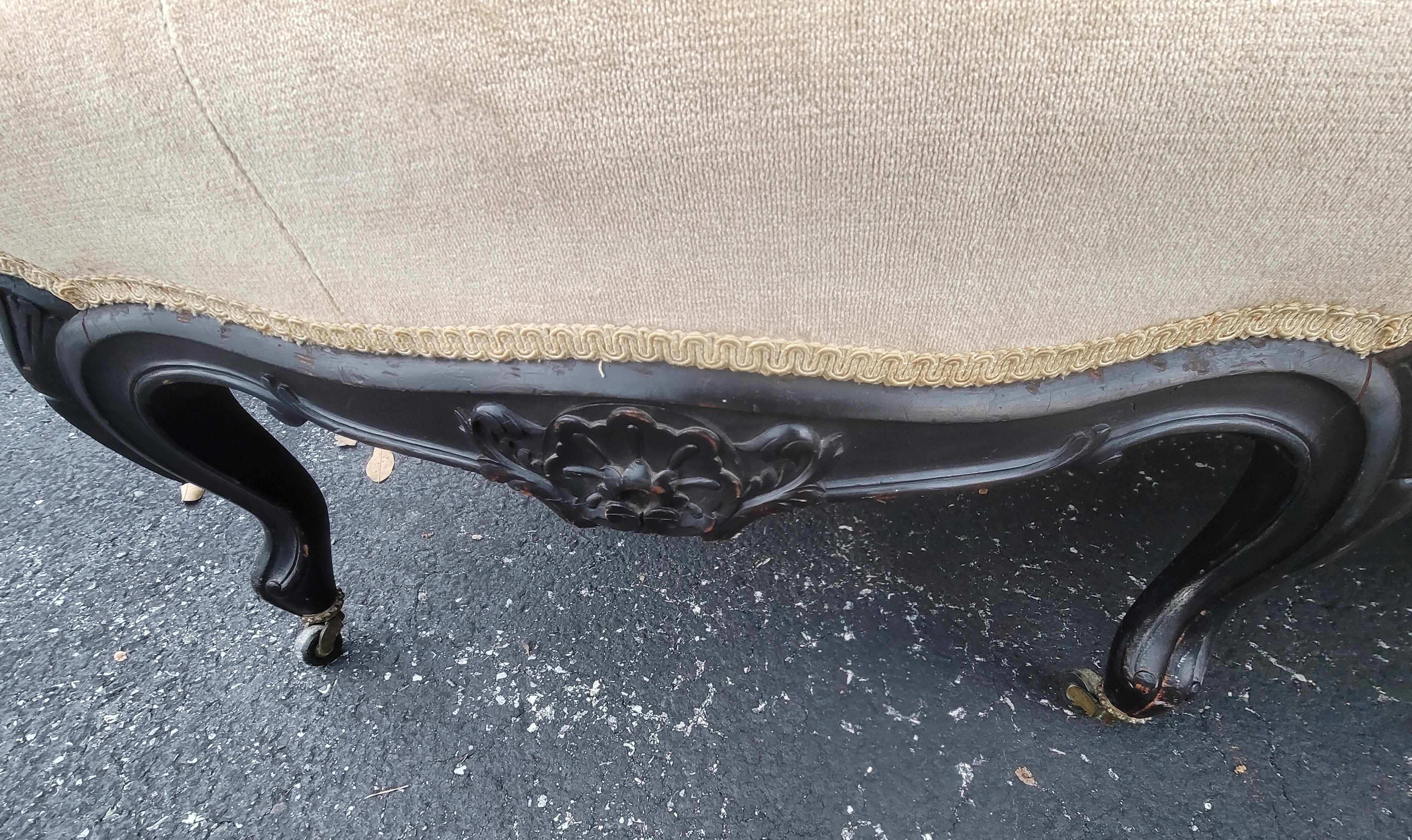 Sofá Luis XV de 1890 tallado, ebonizado y tapizado. Hermoso tallado a mano y muy bien ebonizado. Tapicería de terciopelo de alta calidad. Asiento muy cómodo y muy firme con muelles.
Mide 70