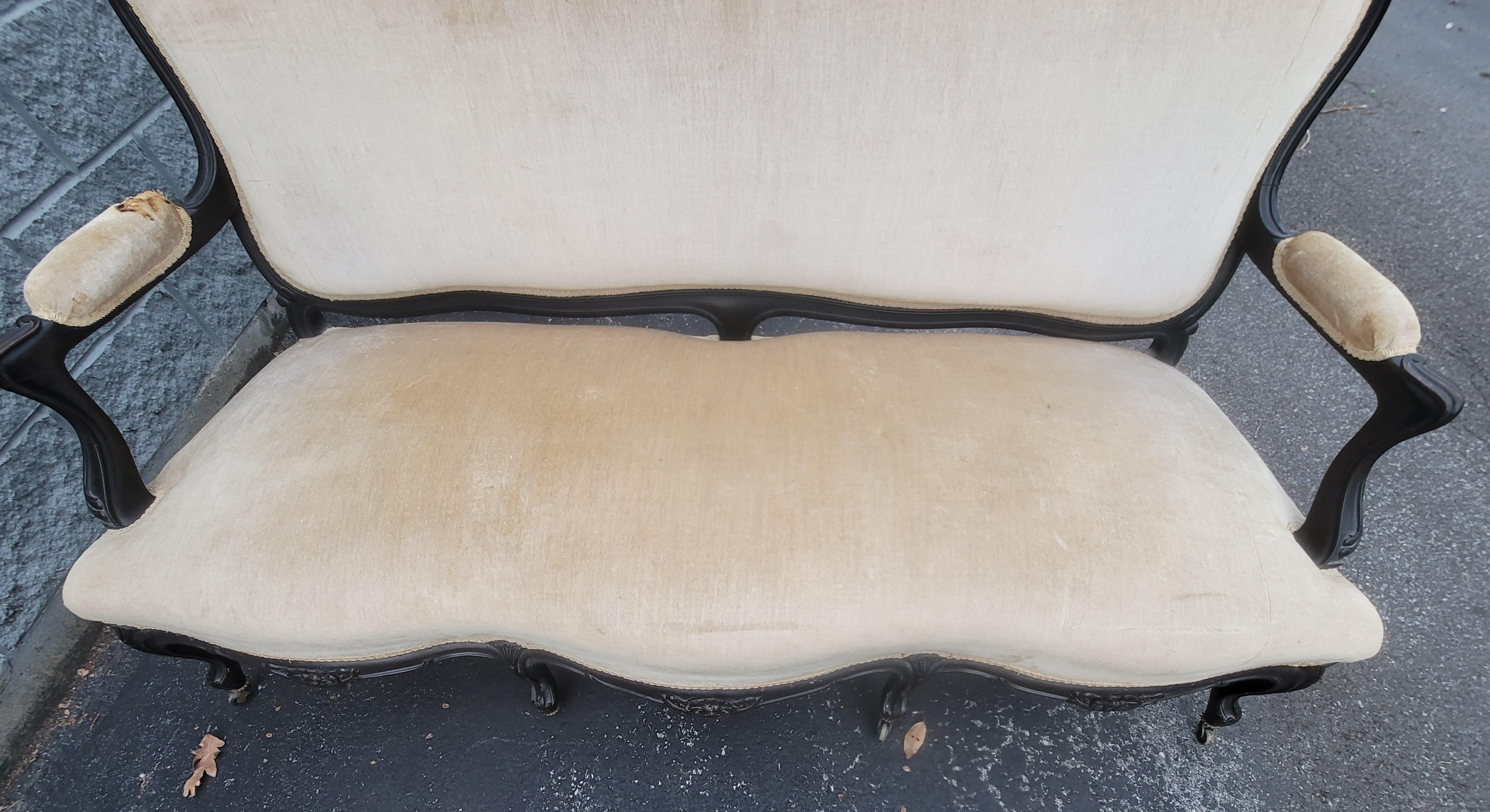 Geschnitztes, ebonisiertes und gepolstertes Louis-XV-Sofa von 1890 im Zustand „Gut“ im Angebot in Germantown, MD