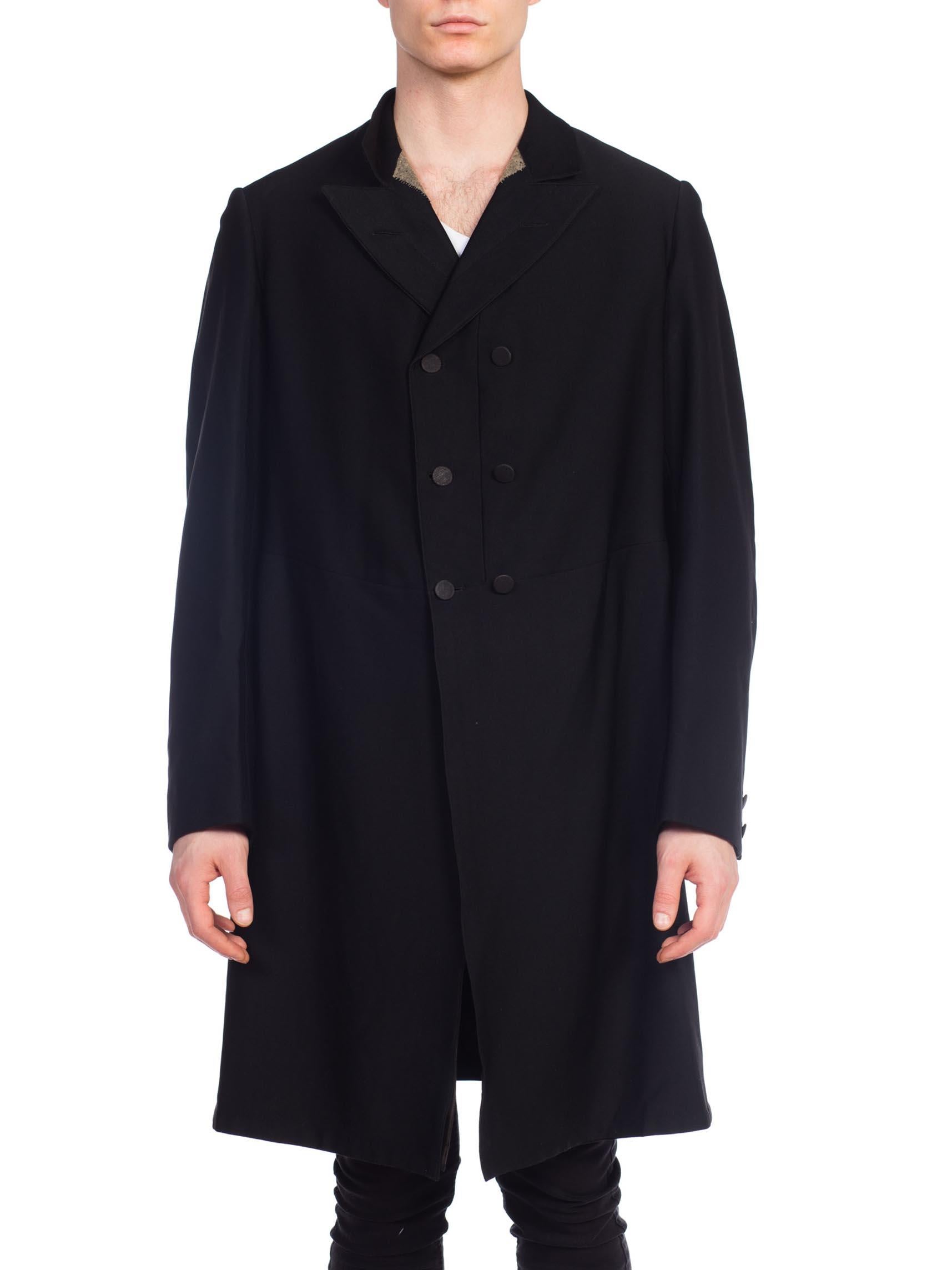 Etat fantastique à l'exception de la soie manquante sur les revers de la veste. TRES rare XL taille Victorien Laine Noire Homme 1890S Double Breasted Frock Coat Large 