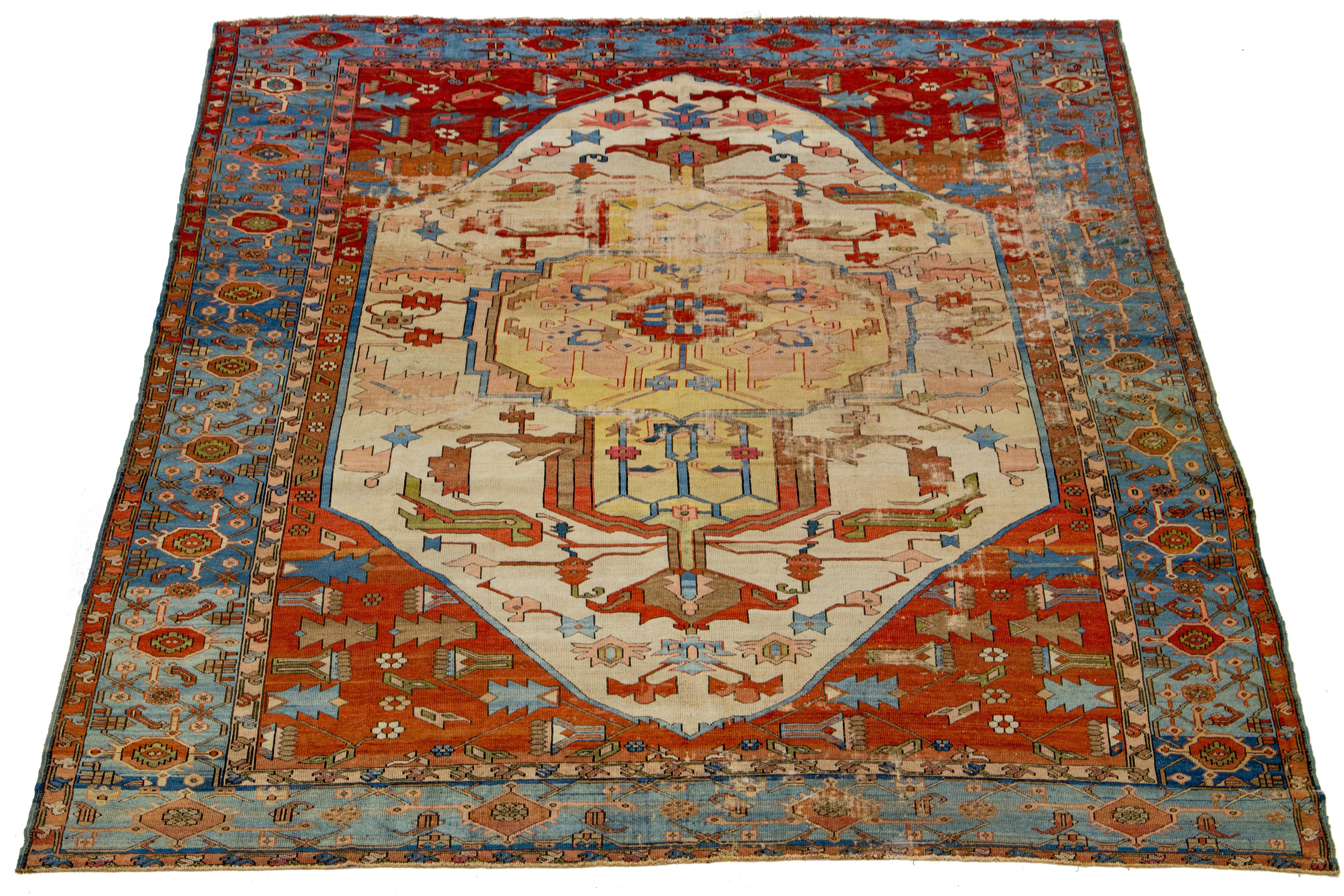 1890s Multicolor Antique Wool Rug Persian Serapi Featuring a Medallion Design  For Sale 1