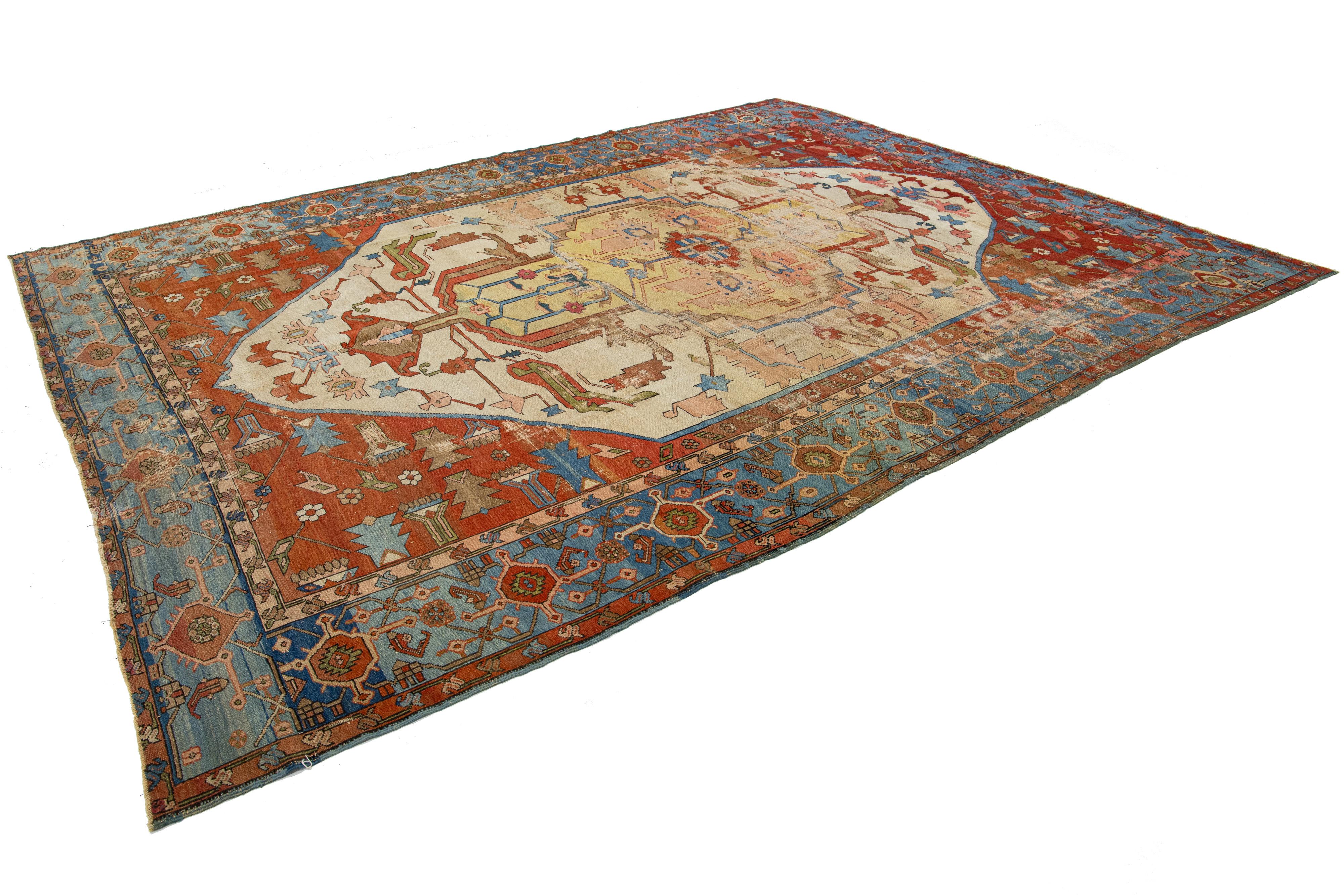 1890s Multicolor Antique Wool Rug Persian Serapi Featuring a Medallion Design  For Sale 2