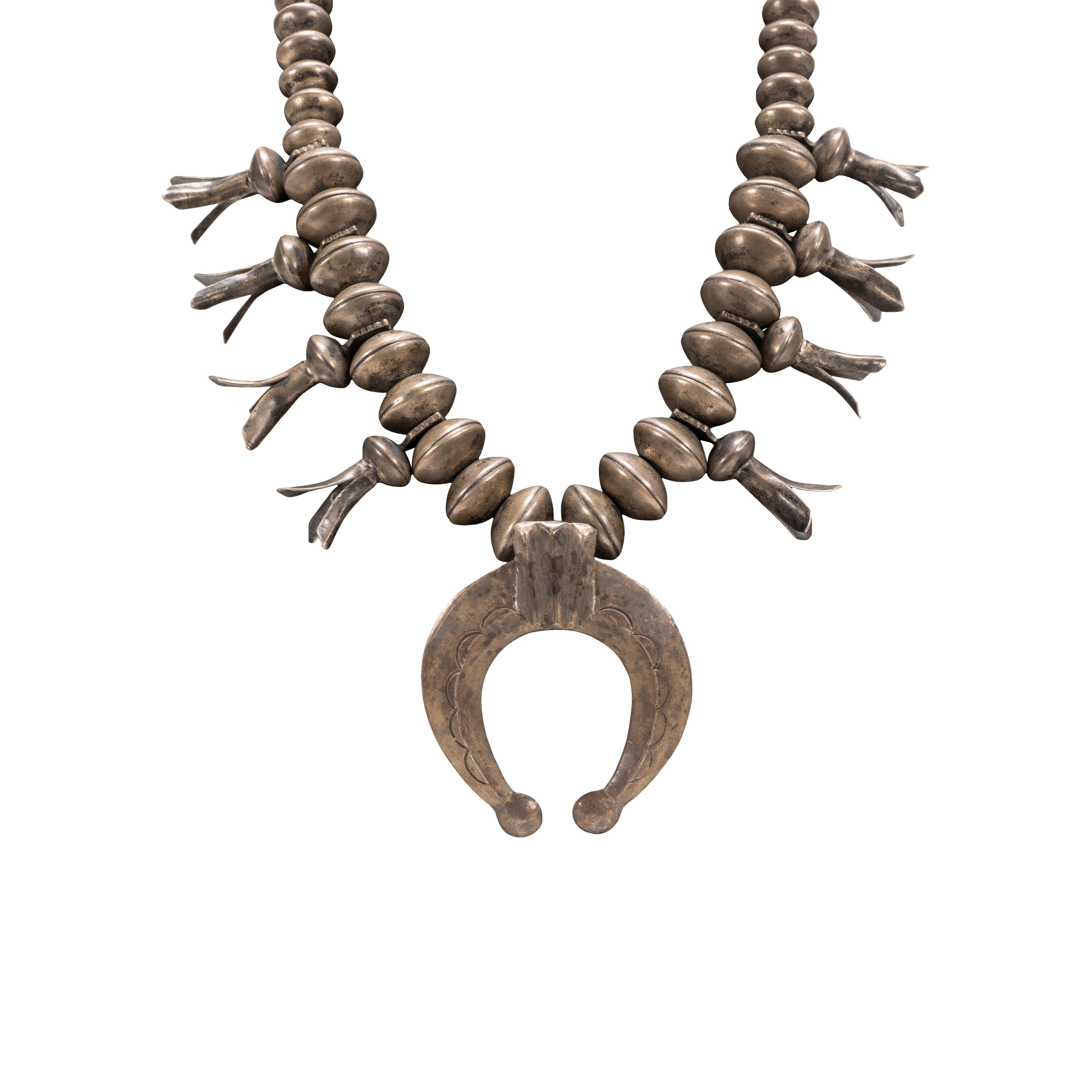 Nativo americano Collana di fiori di zucca in argento Navajo del 1890 in vendita